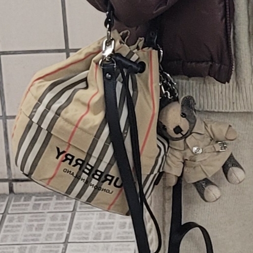Burberry Thomas Bear Charm in Trench Coat Archive Beige, Burberry Icon Stripe Econyl Drawcord Pouch Archive Beige 착용 스타일