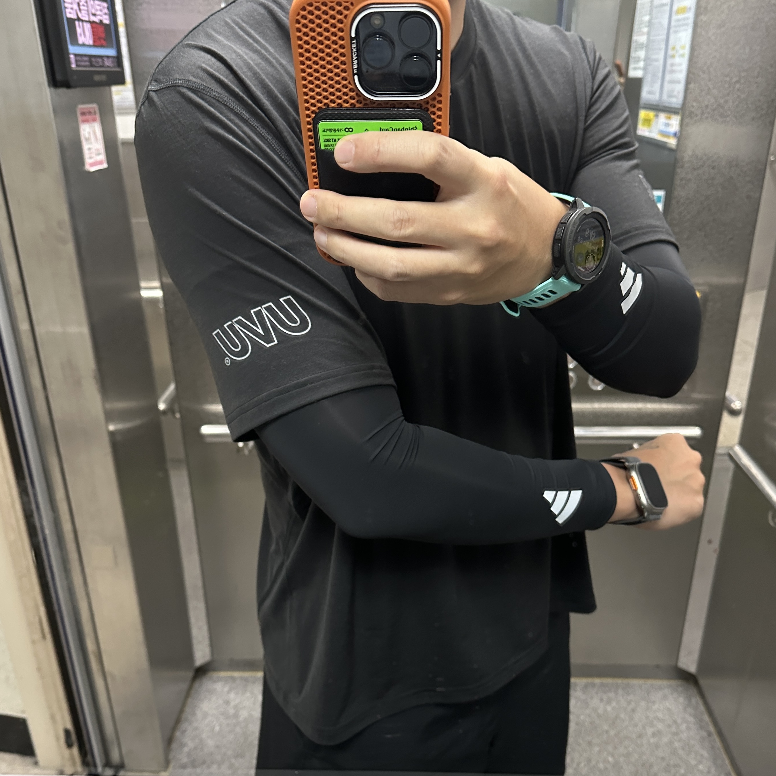 UVU S/S Running Top Black 착용 스타일