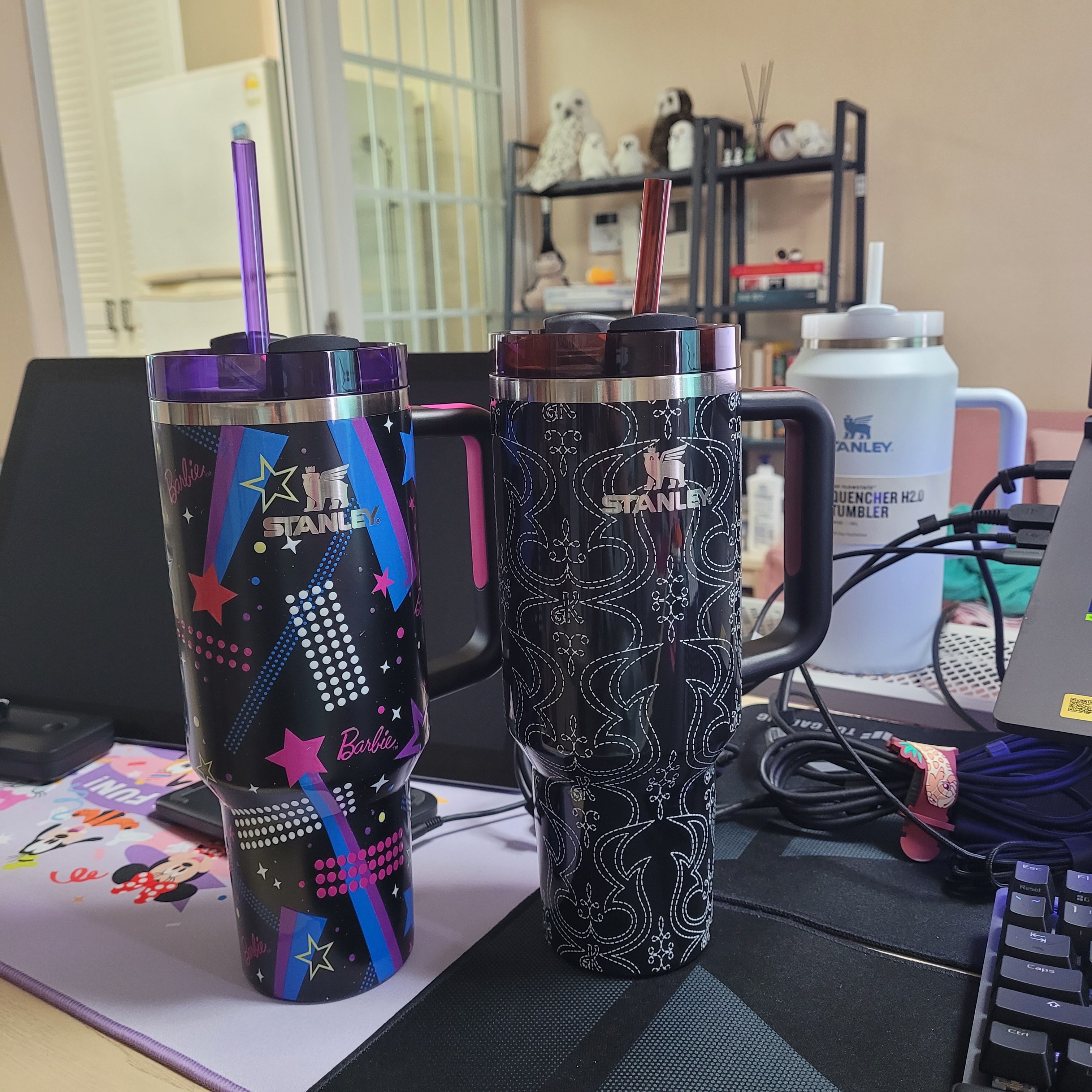Stanley x Barbie Quencher H2.0 FlowState Tumbler 1.18L 80’s Western Ken Midnight Black, Stanley x Barbie Quencher H2.0 FlowState Tumbler 1.18L 80’s Rockers Black 착용 스타일 - 2