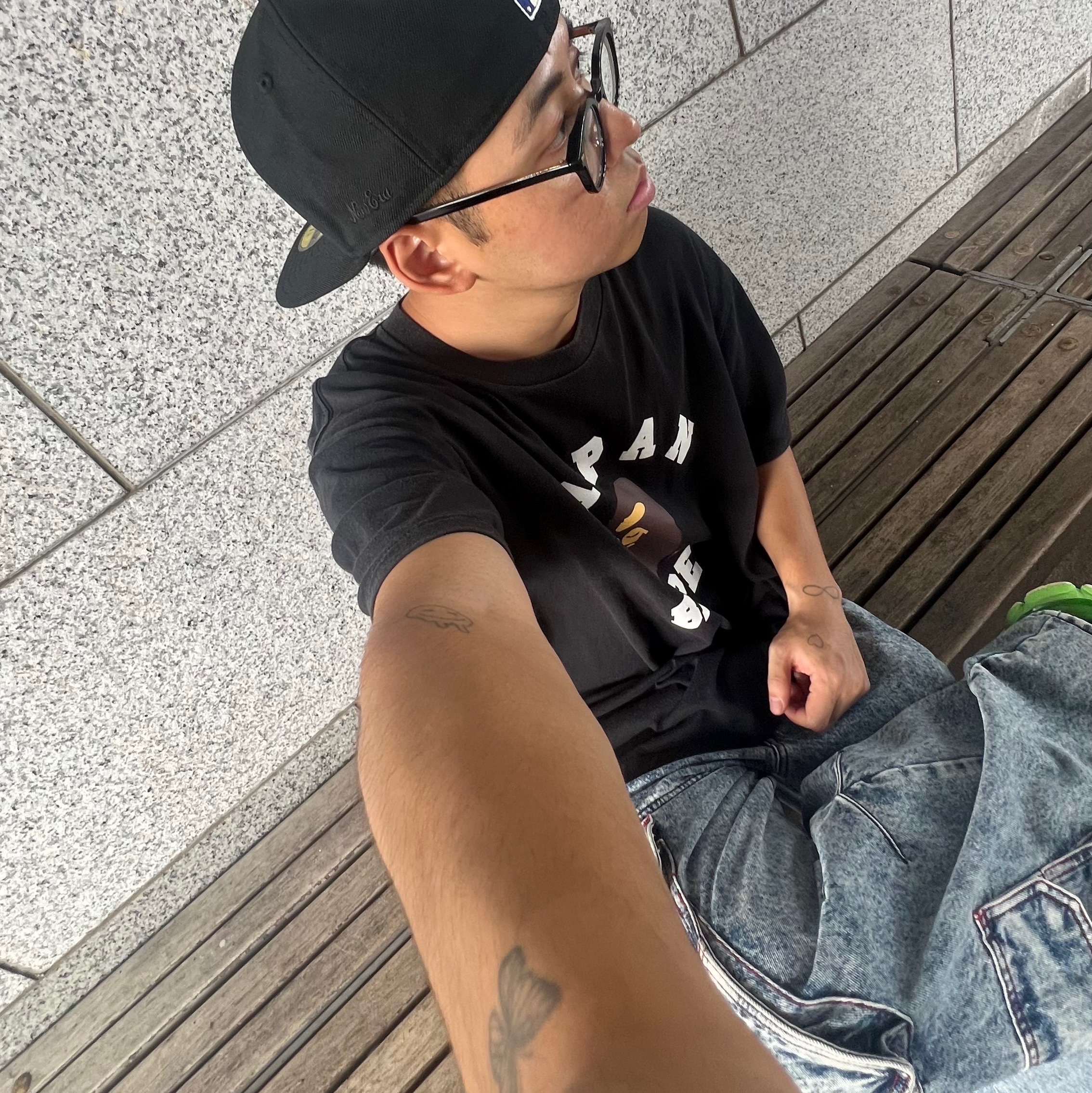 (W) Diesel Straight Jeans 1996 D-Sire Light Blue, BAPE Japan College City T-Shirt Black 착용 스타일 - 1