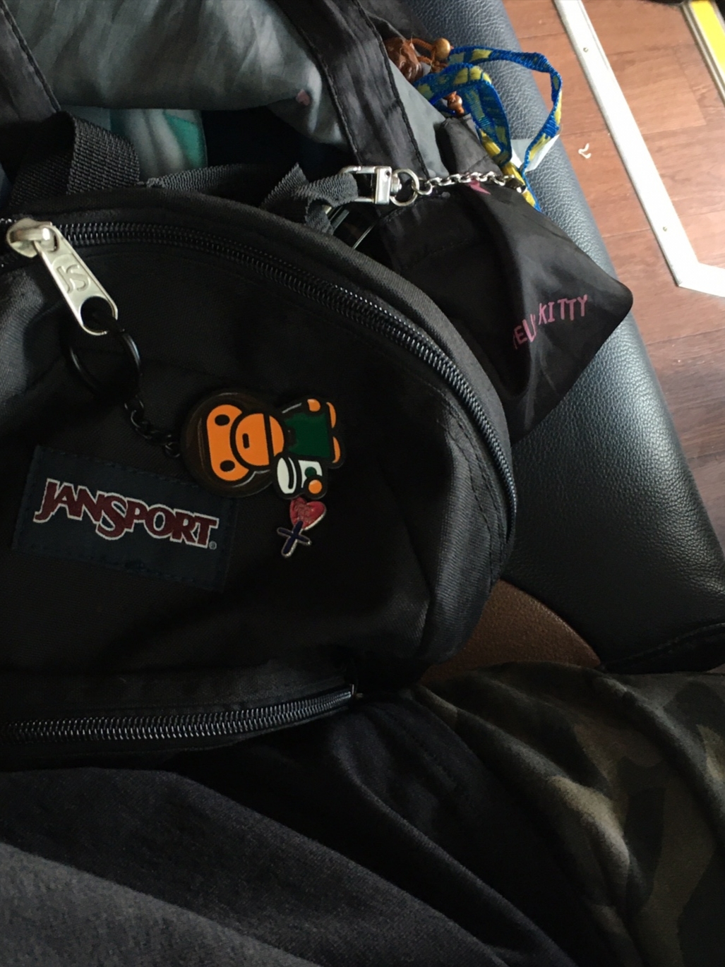 Starbucks x BAPE Baby Milo Keychain 착용 스타일