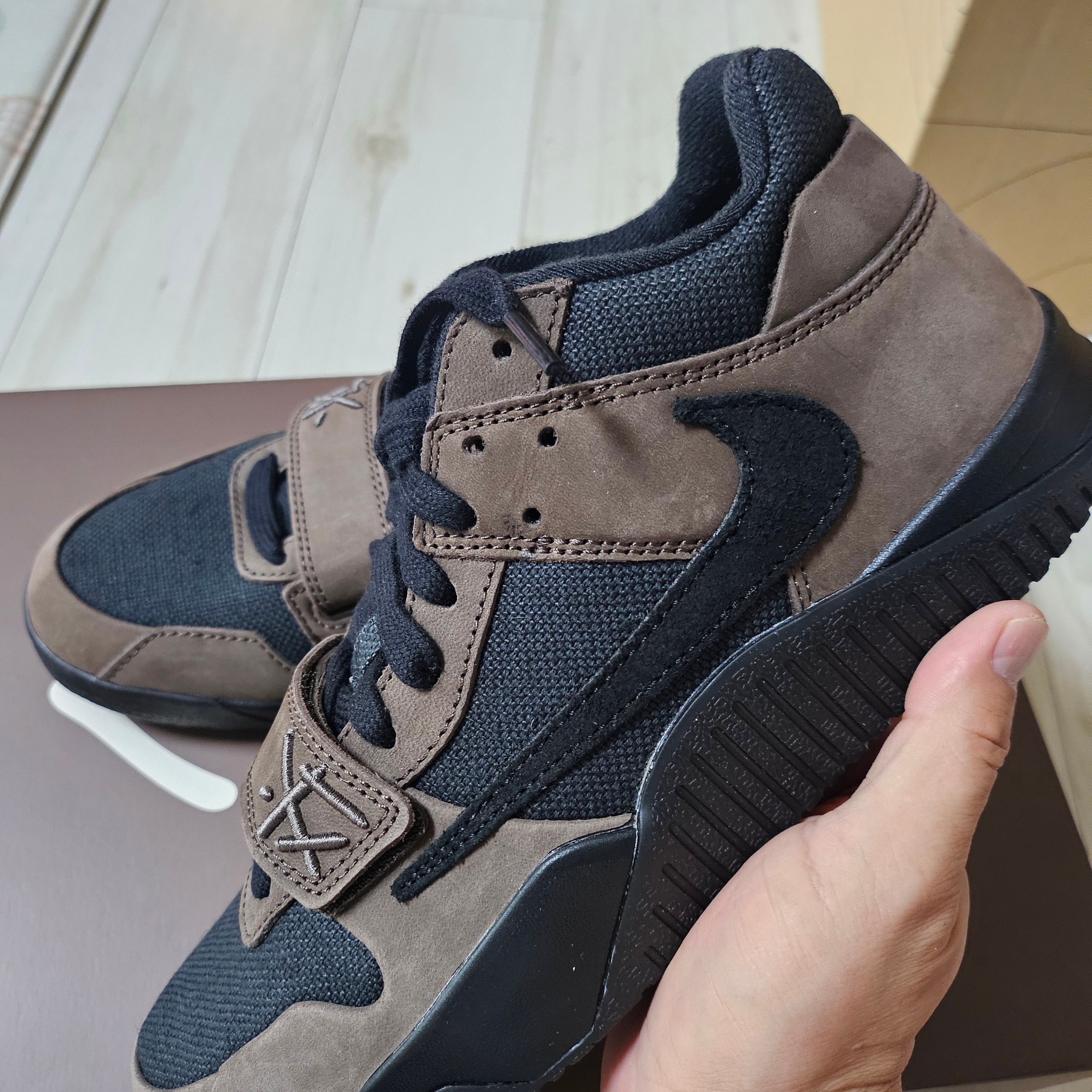 Jordan x Travis Scott Jumpman Jack TR Black and Dark Mocha 착용 스타일 - 1
