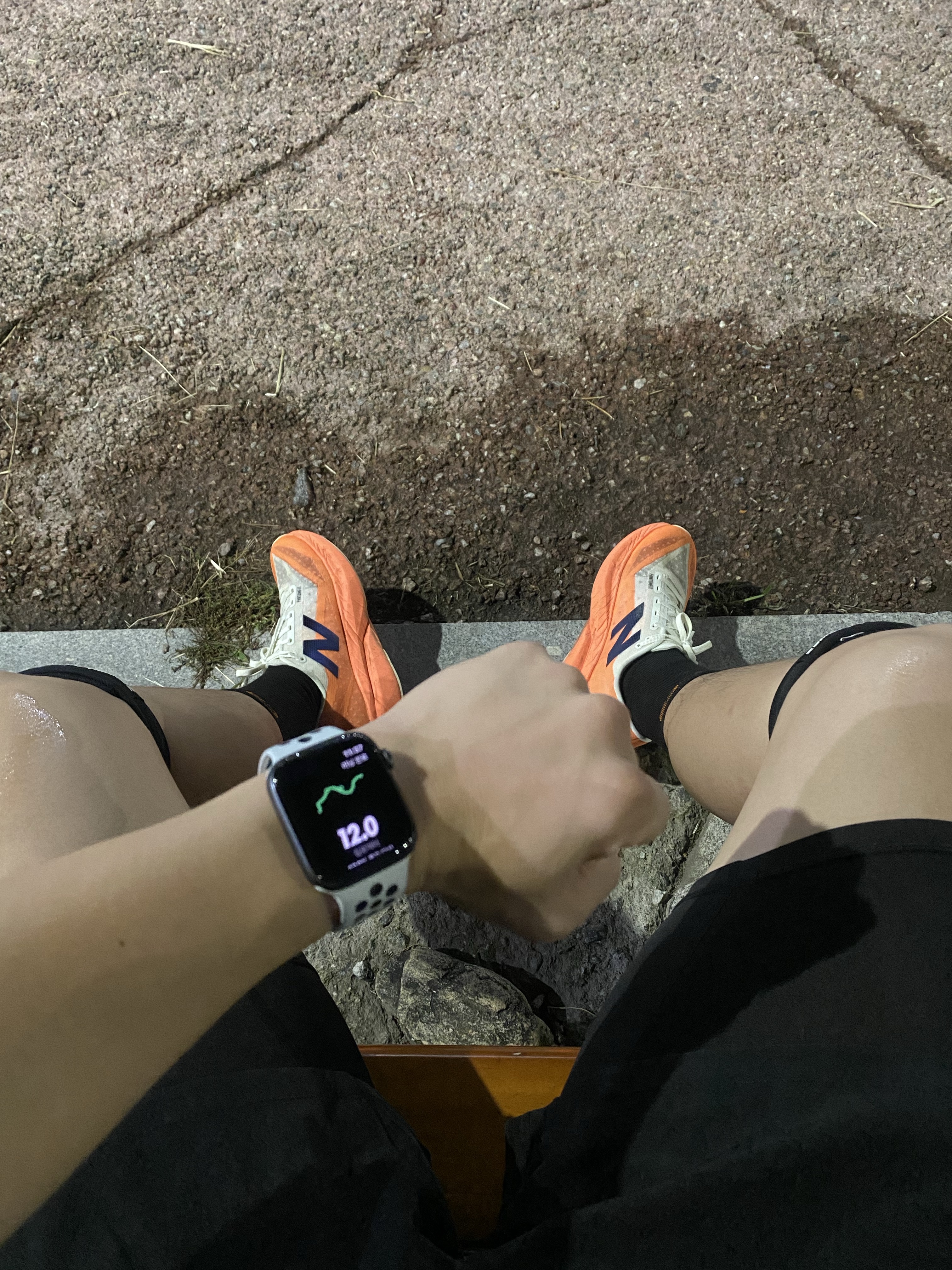 New Balance Fuelcell Rebel v4 Hot Mango Angora - 2E Wide 착용 스타일 - 3