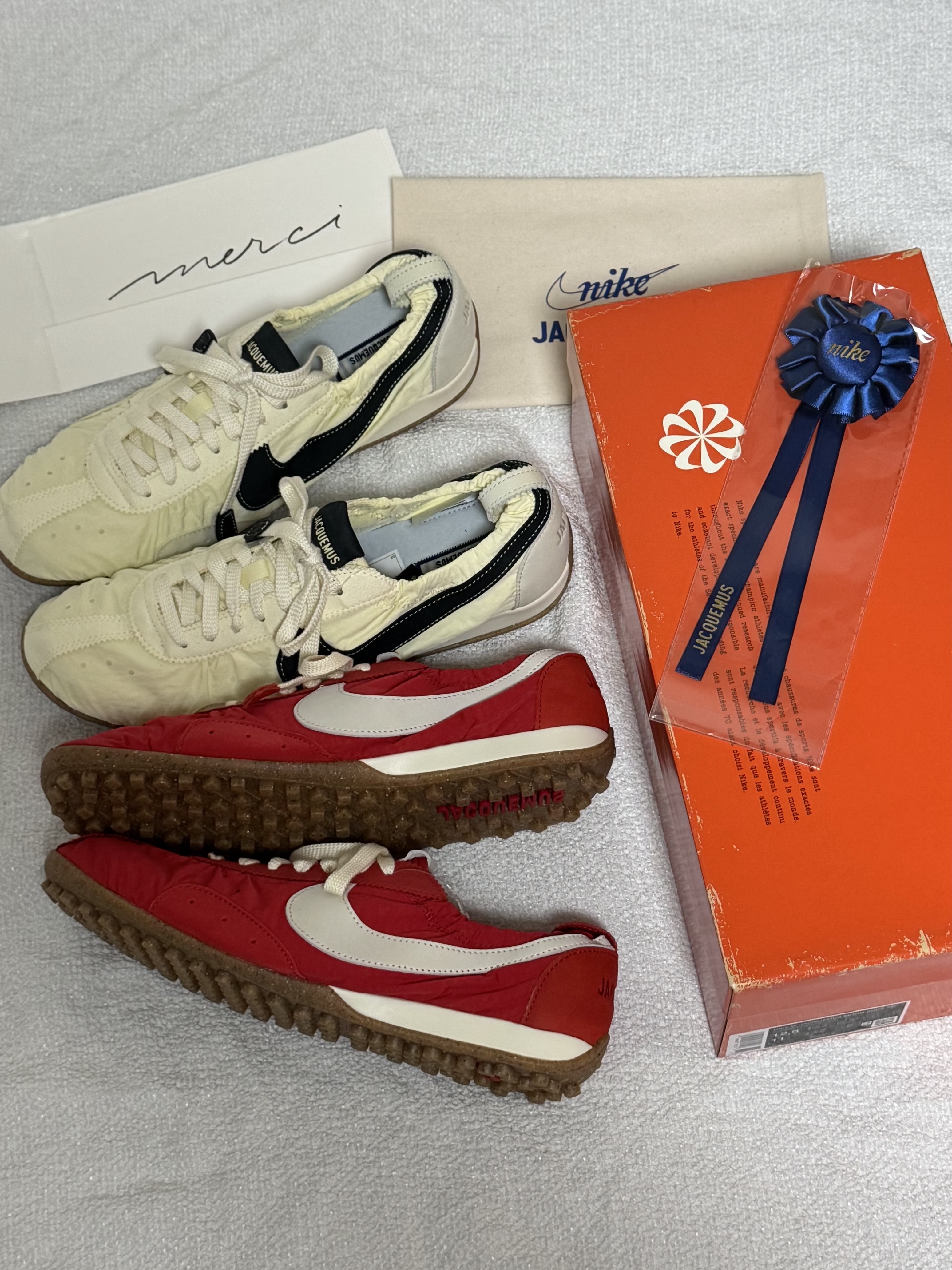 Nike x Jacquemus Moon Shoe SP University Red and Bicycle Yellow, Nike x Jacquemus Moon Shoe SP Alabaster Off Noir 착용 스타일