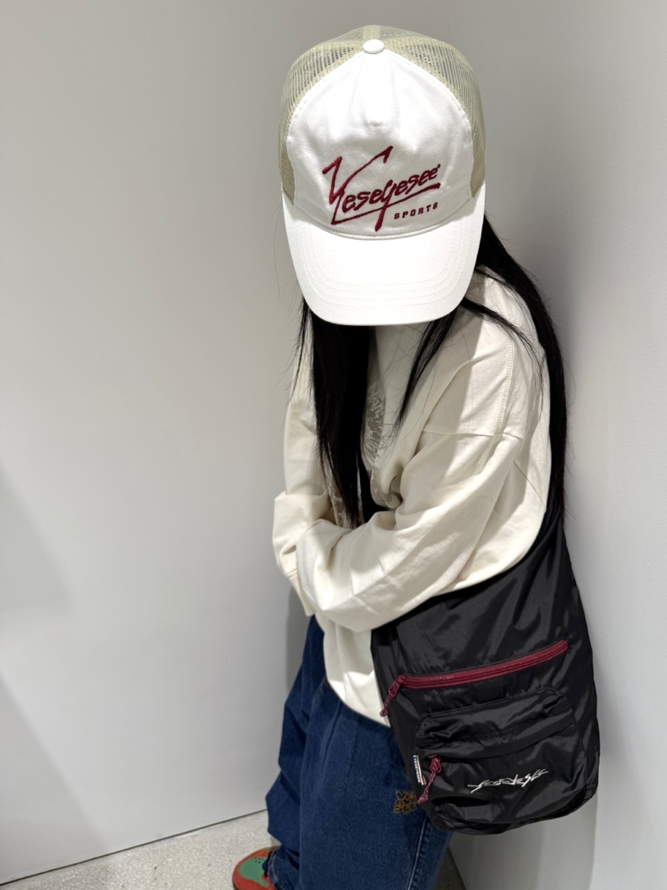 YESEYESEE Flying Eagle L/S Off White, YESEYESEE Two Tucked Denim Pants Indigo 착용 스타일 - 3