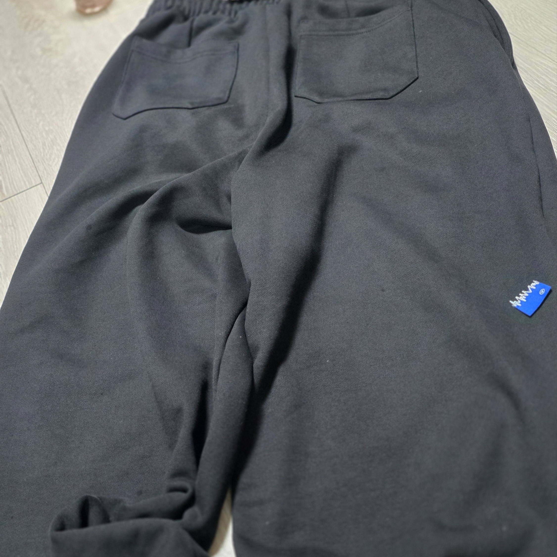 Ader Error Sig; TRS Tag Sweatpants 01 Noir 착용 스타일 - 1