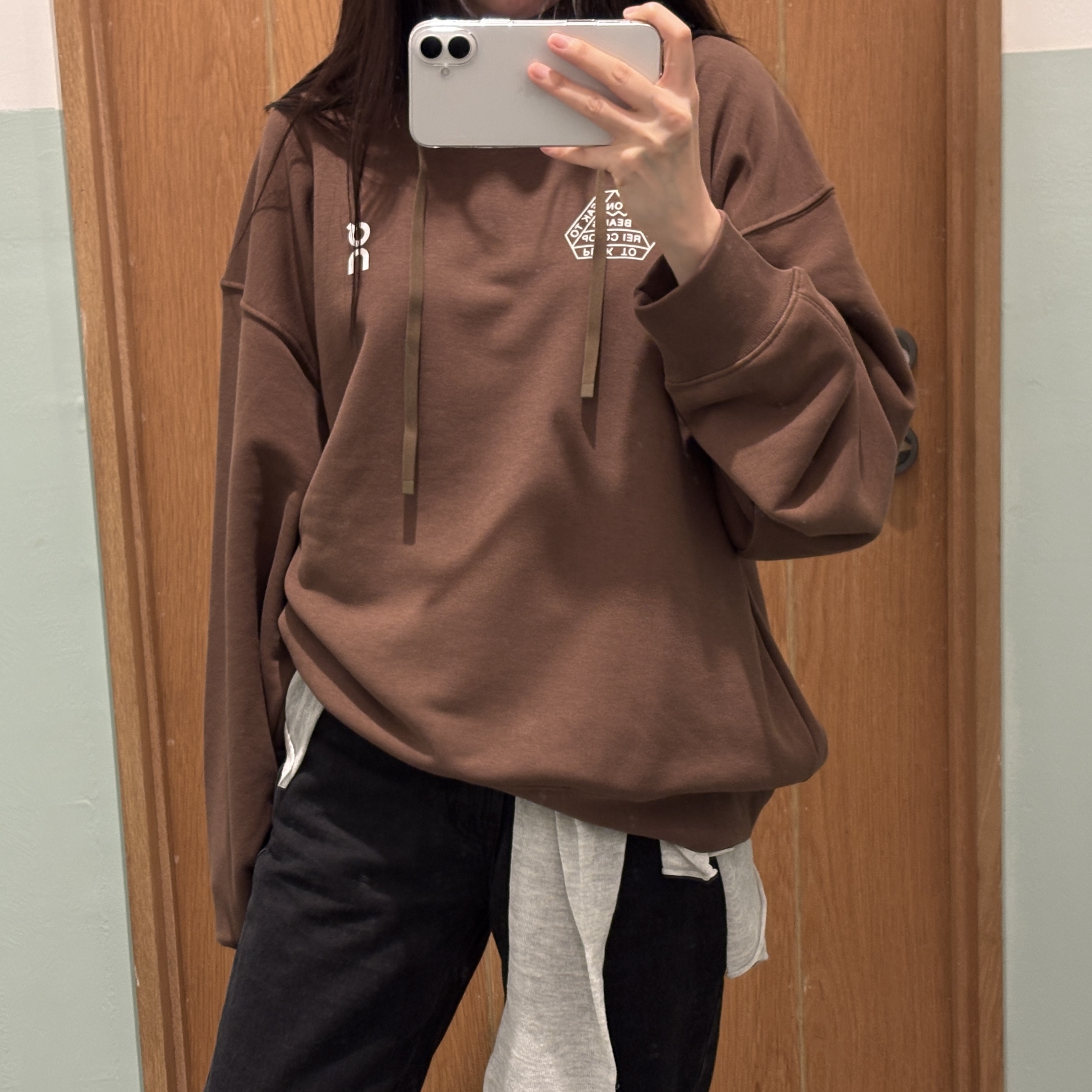 On Running x Beams x Rei Club Hoodie Earth 착용 스타일 - 1
