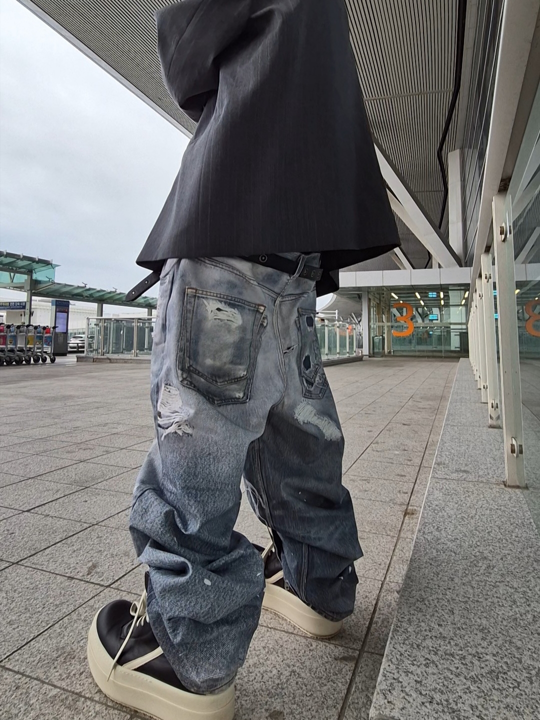 Protocol Index Trompe L'oeil Layered Pants Blue, Balenciaga Passport Phone Holder Black 착용 스타일 - 2