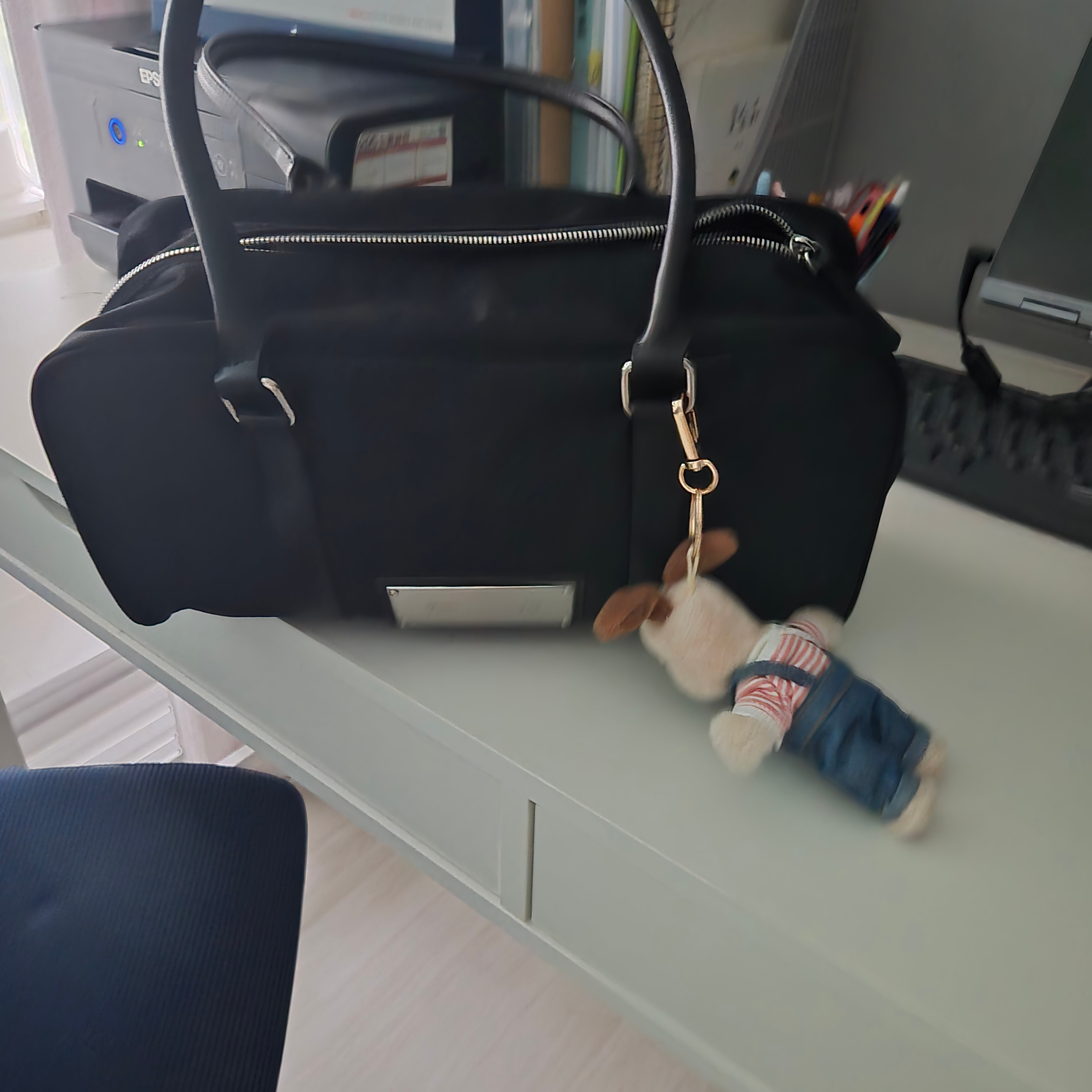 Matin Kim Sporty Tote Bag Black 착용 스타일
