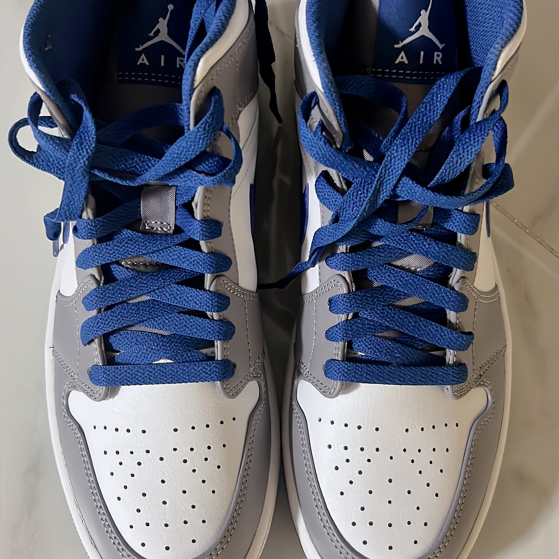 Jordan 1 Mid Cement Grey True Blue 착용 스타일 - 1