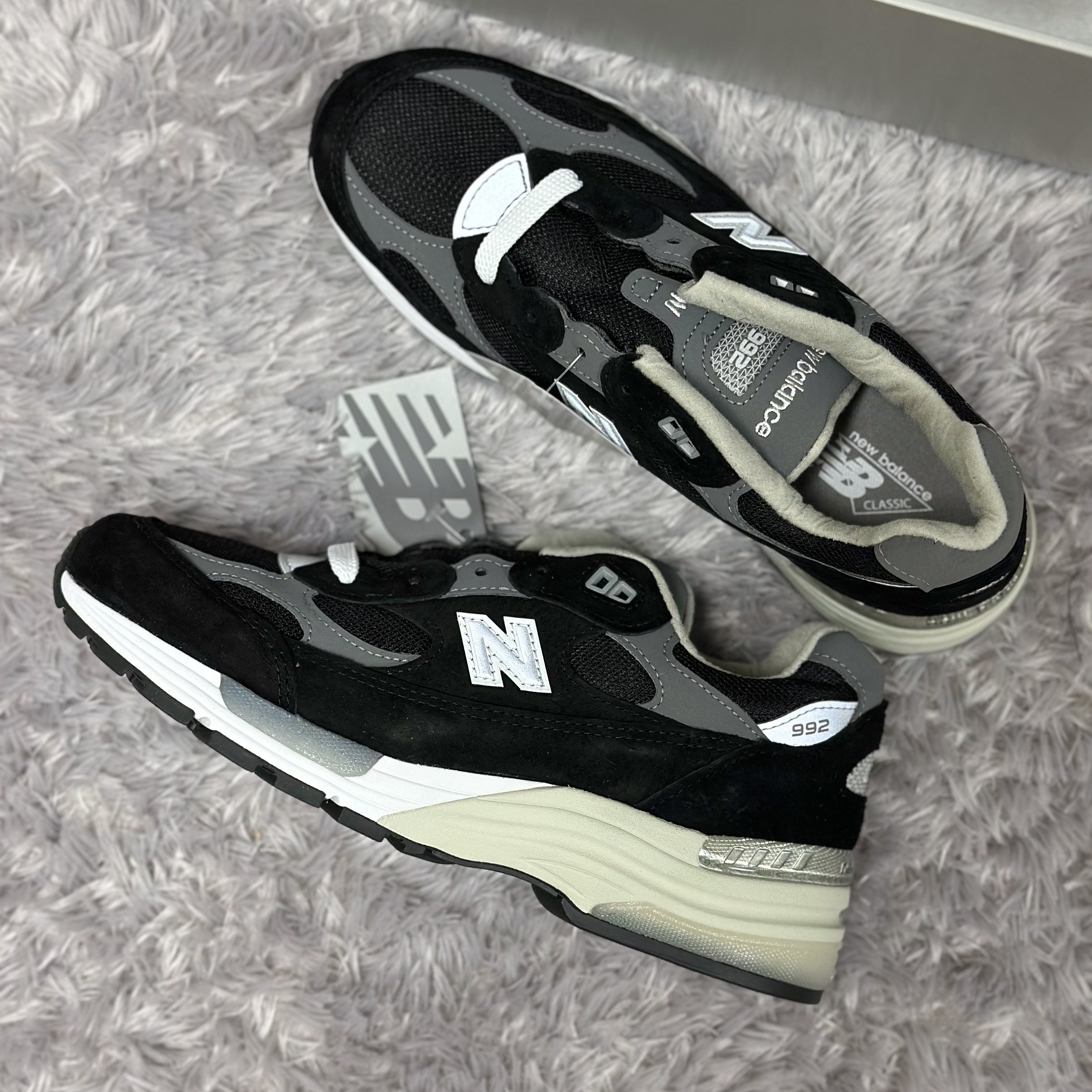 New Balance 992 Made in USA Core Black Grey 착용 스타일 - 1