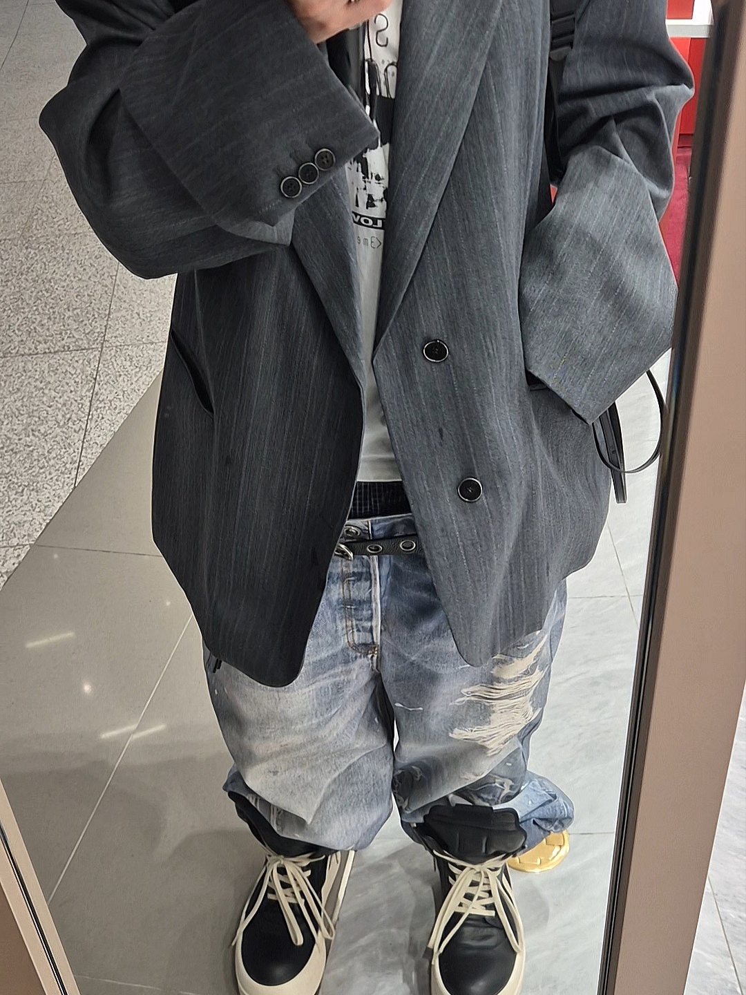 Protocol Index Trompe L'oeil Layered Pants Blue, Balenciaga Passport Phone Holder Black 착용 스타일 - 1