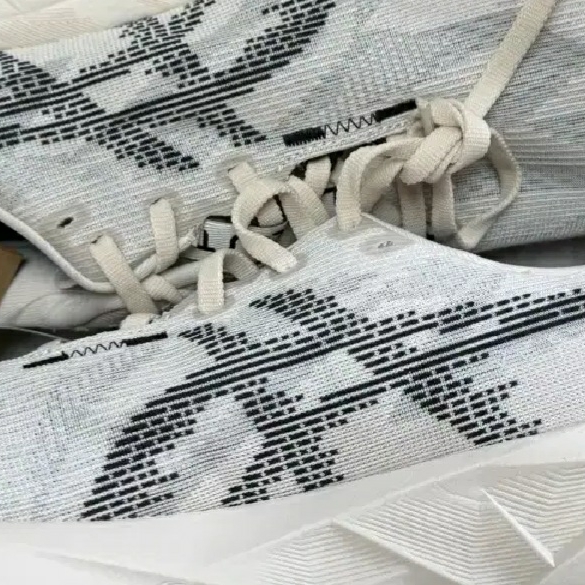 Asics Novablast 5 Oatmeal Black - D Standard 착용 스타일