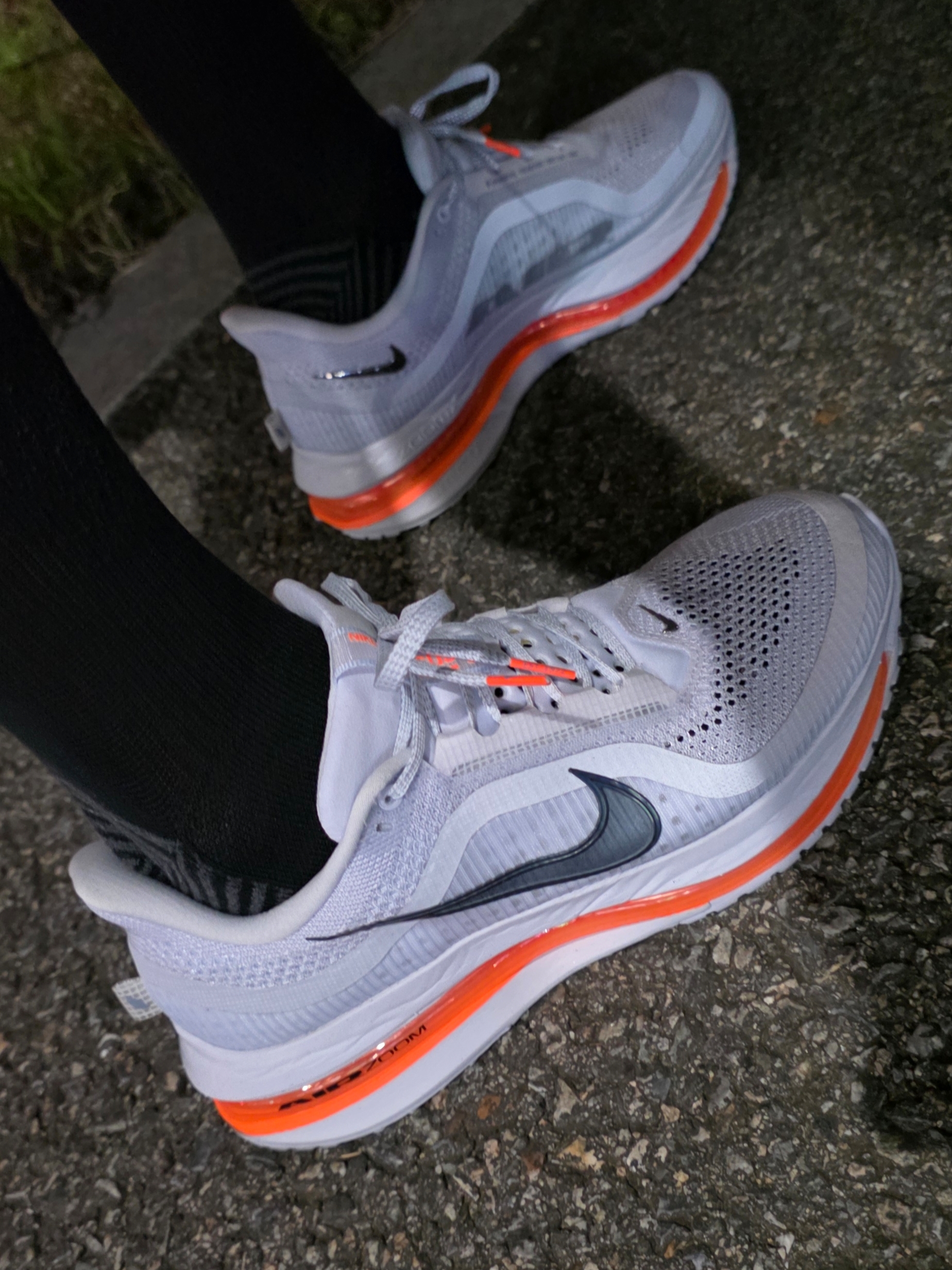 Nike Pegasus Premium Airscape Football Grey Total Orange 착용 스타일