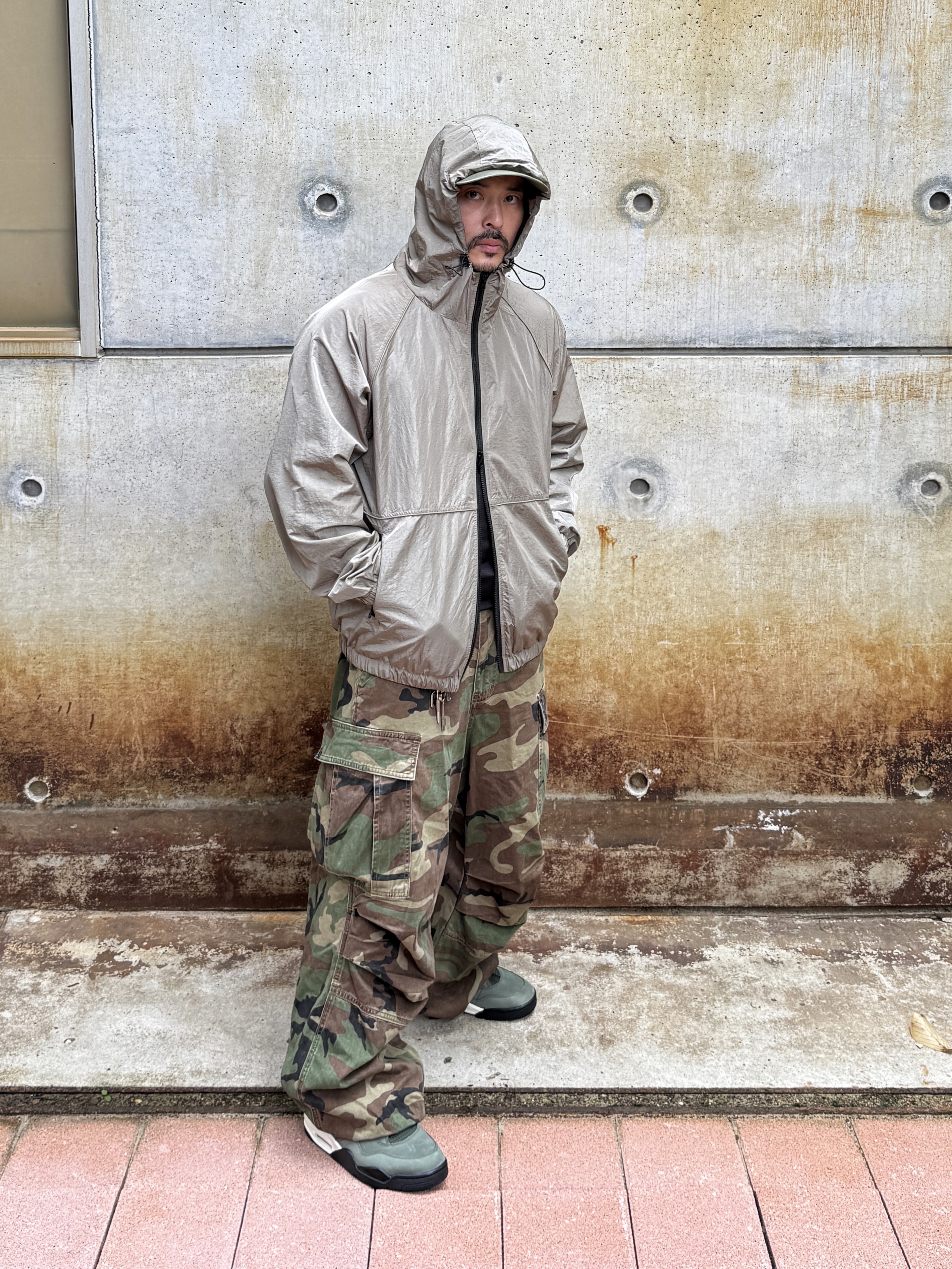 Jordan 4 x Undefeated Retro OG SP Deep Green and Clementine, NOD Stone Washed Cargo Pants Camo 착용 스타일 - 2