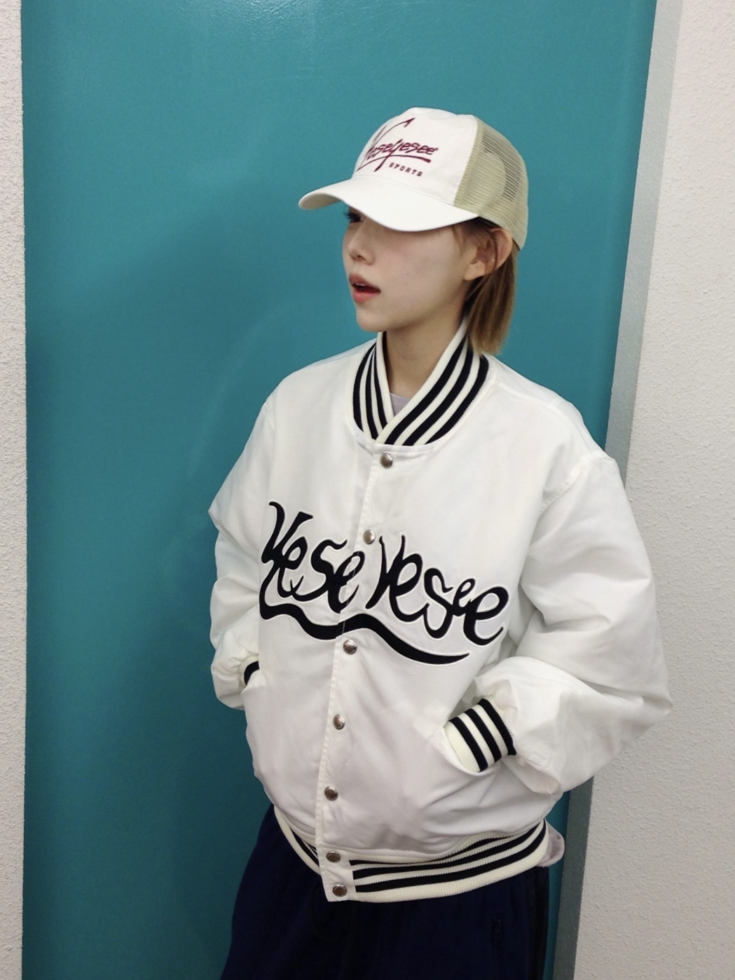 YESEYESEE Y.E.S Snail Logo Stadium Jacket Navy, YESEYESEE Y.E.S Snail Logo Stadium Jacket White 착용 스타일 - 5
