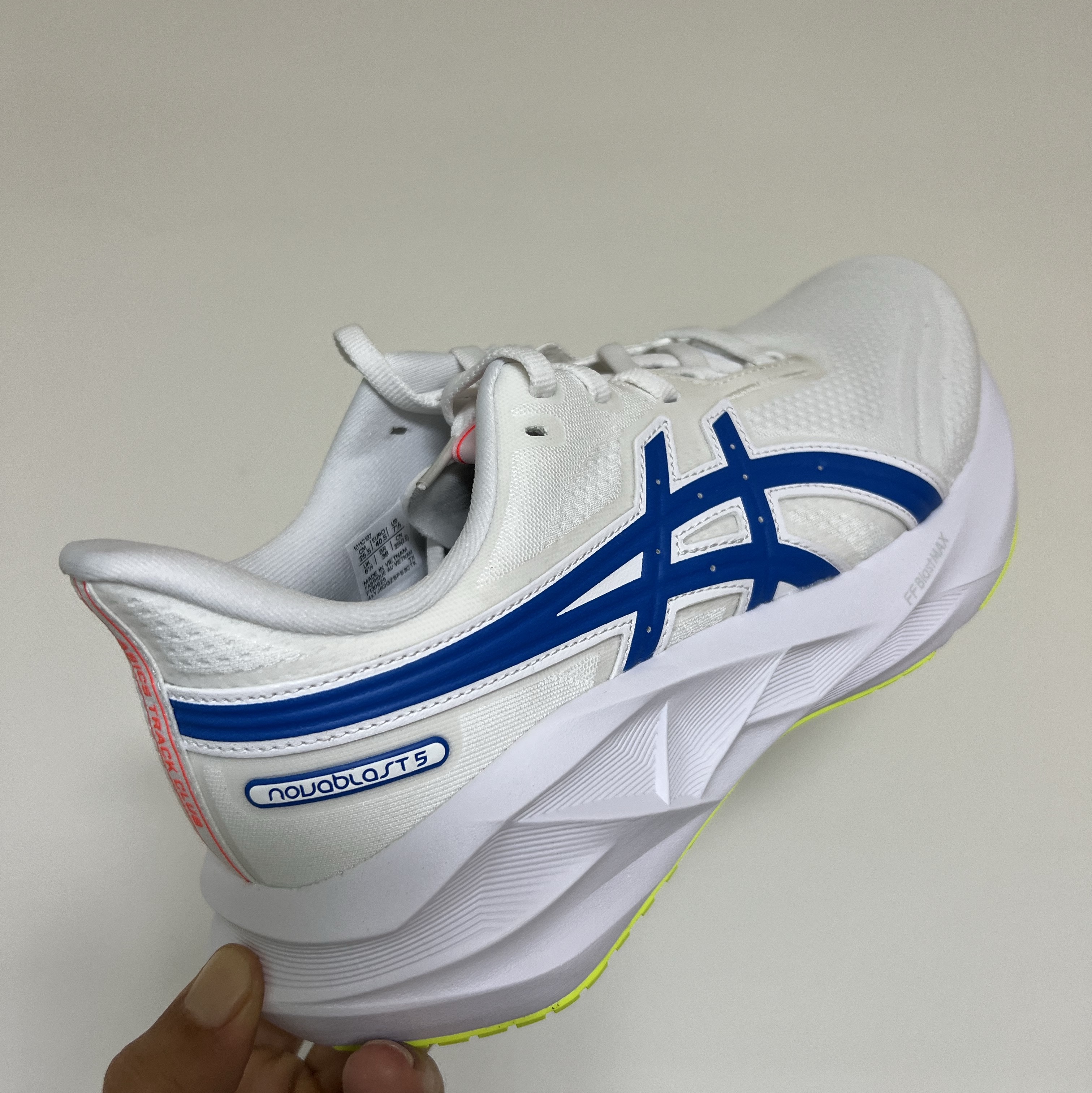 Asics Novablast 5 White Tuna Blue 착용 스타일 - 2