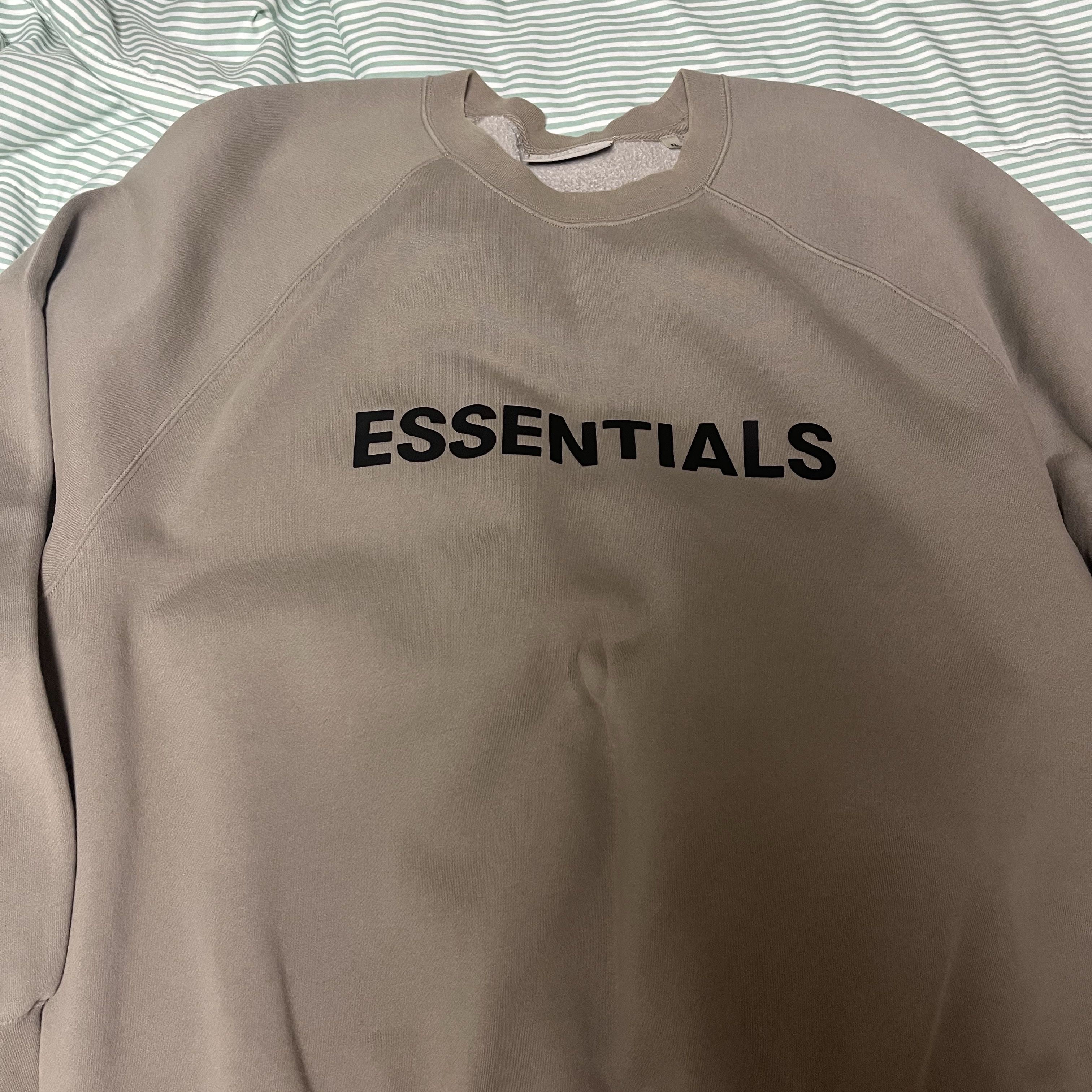 Essentials 3D Silicon Applique Crewneck Cement - 20FW 착용 스타일