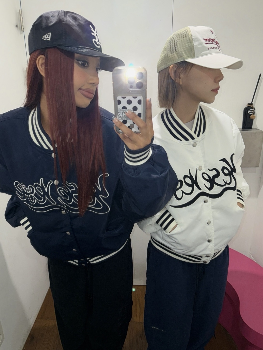 YESEYESEE Y.E.S Snail Logo Stadium Jacket Navy, YESEYESEE Y.E.S Snail Logo Stadium Jacket White 착용 스타일 - 4