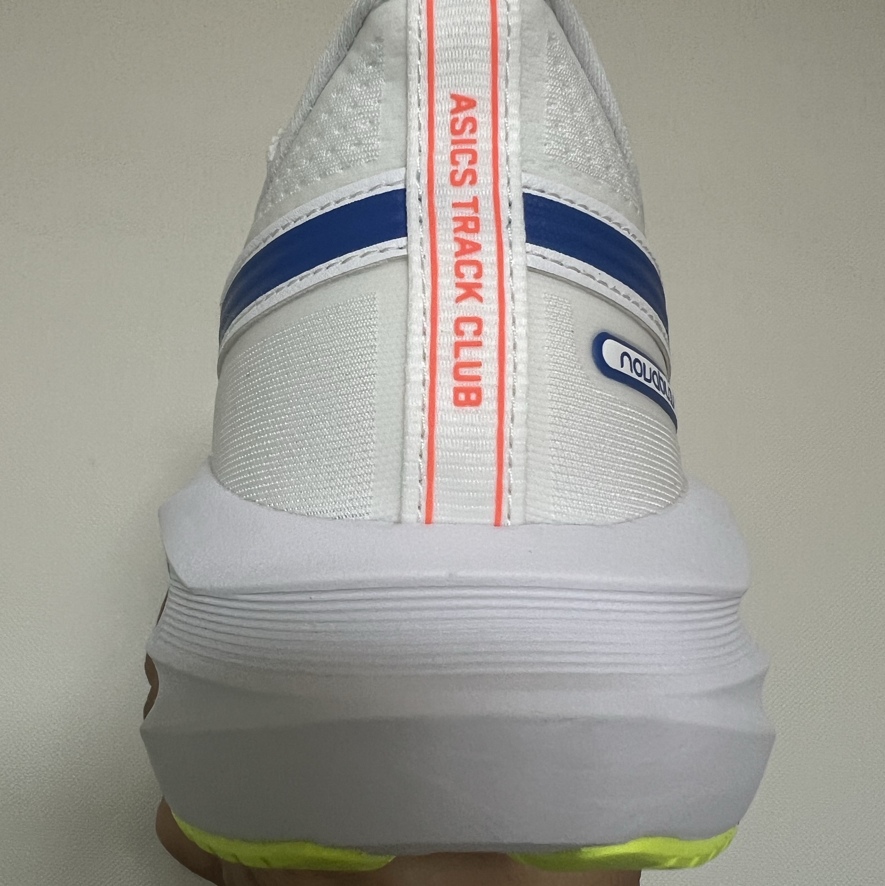 Asics Novablast 5 White Tuna Blue 착용 스타일 - 3
