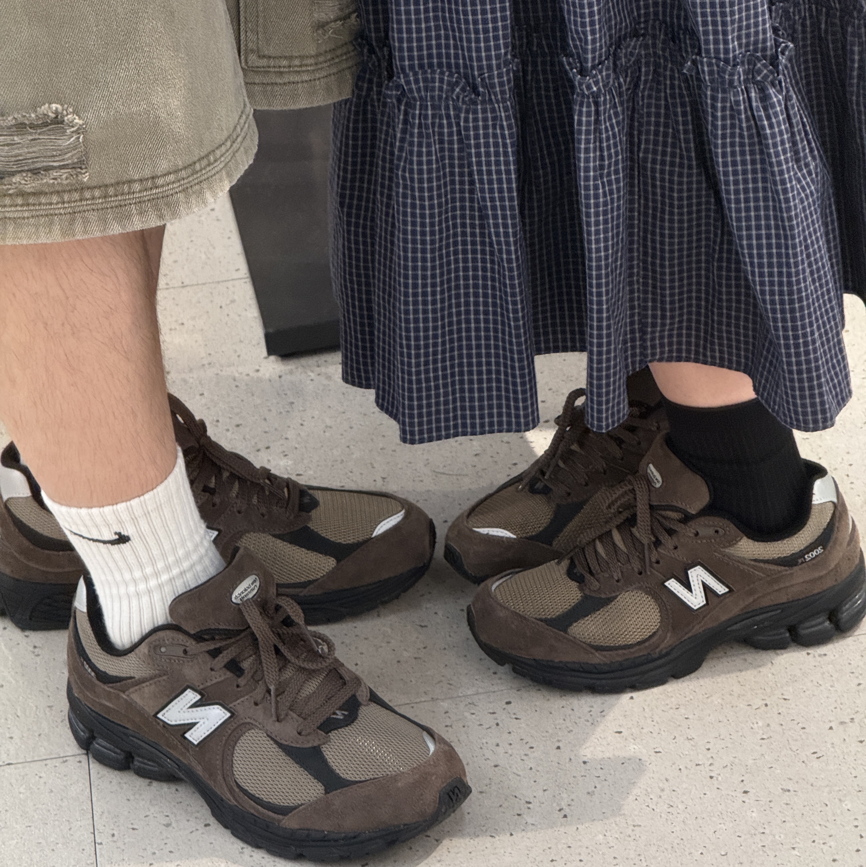 New Balance 2002R Brown Black 착용 스타일
