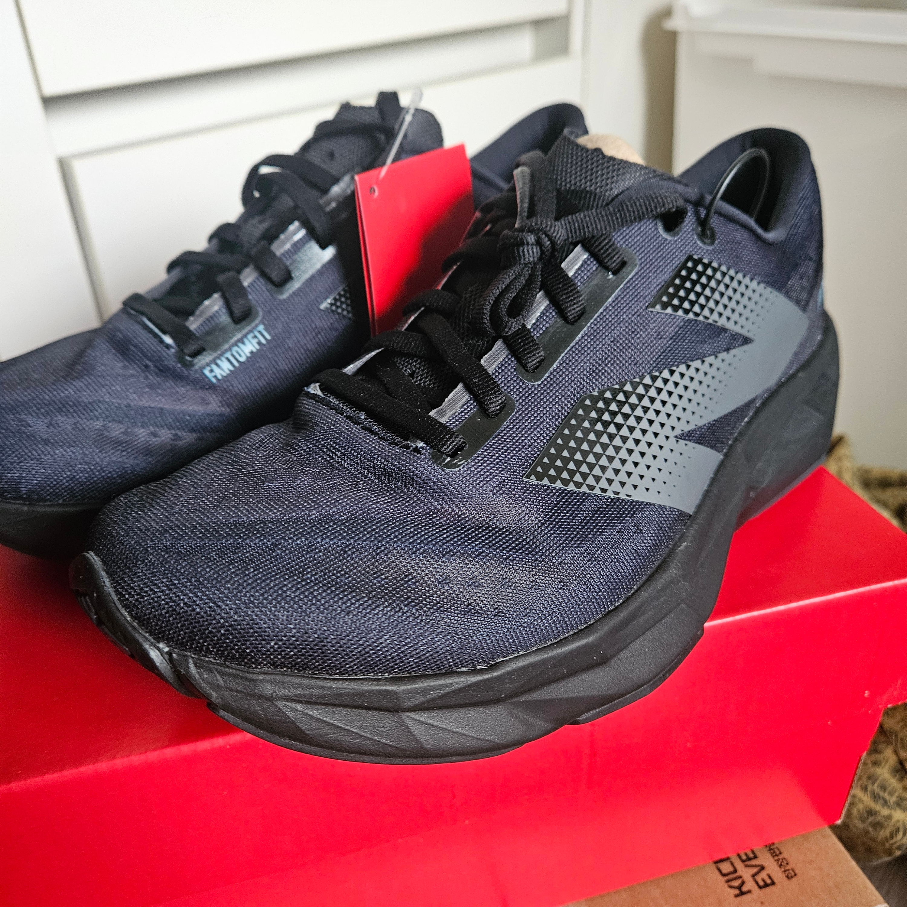 New Balance FuelCell Rebel v4 Black Graphic - 2E Wide 착용 스타일 - 2