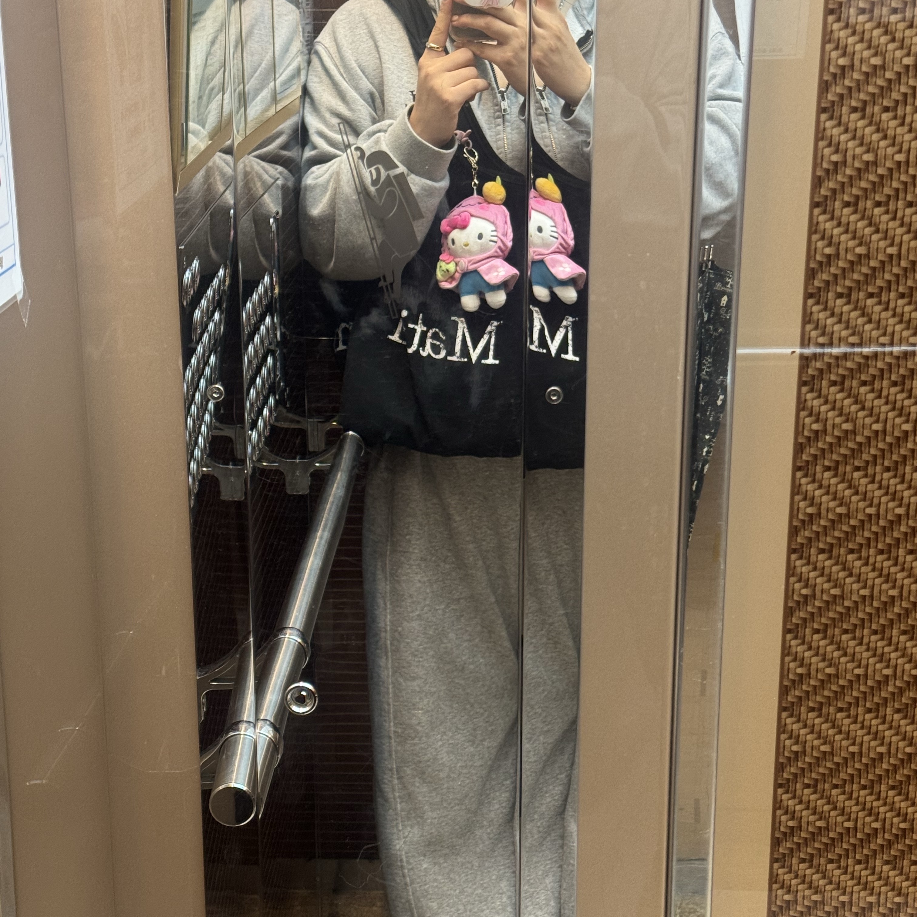 Matin Kim Cracked Logo Glossy Ecobag in Strong Black 착용 스타일