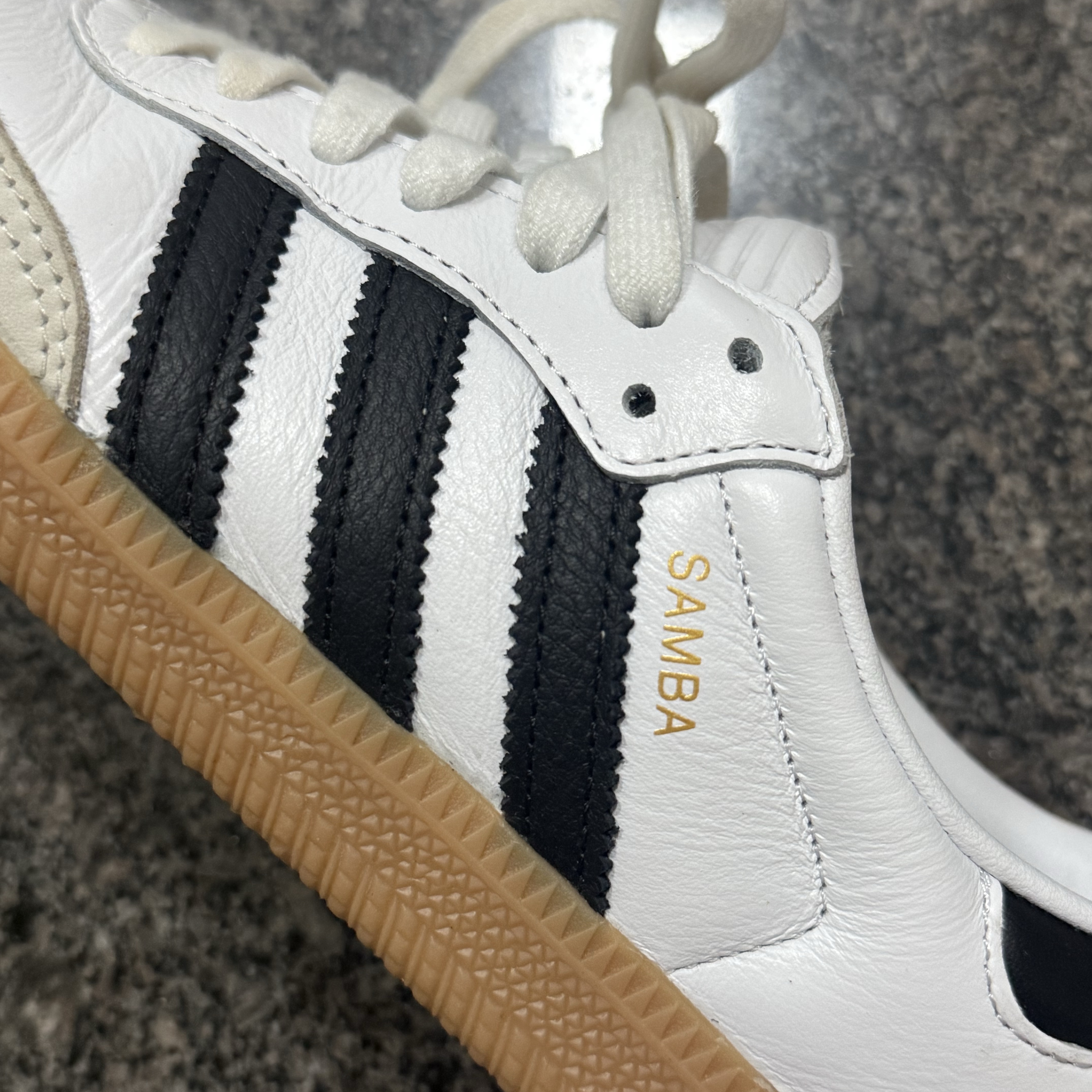 (W) Adidas Samba LT Core Black Cloud White Gold Metallic 착용 스타일 - 1