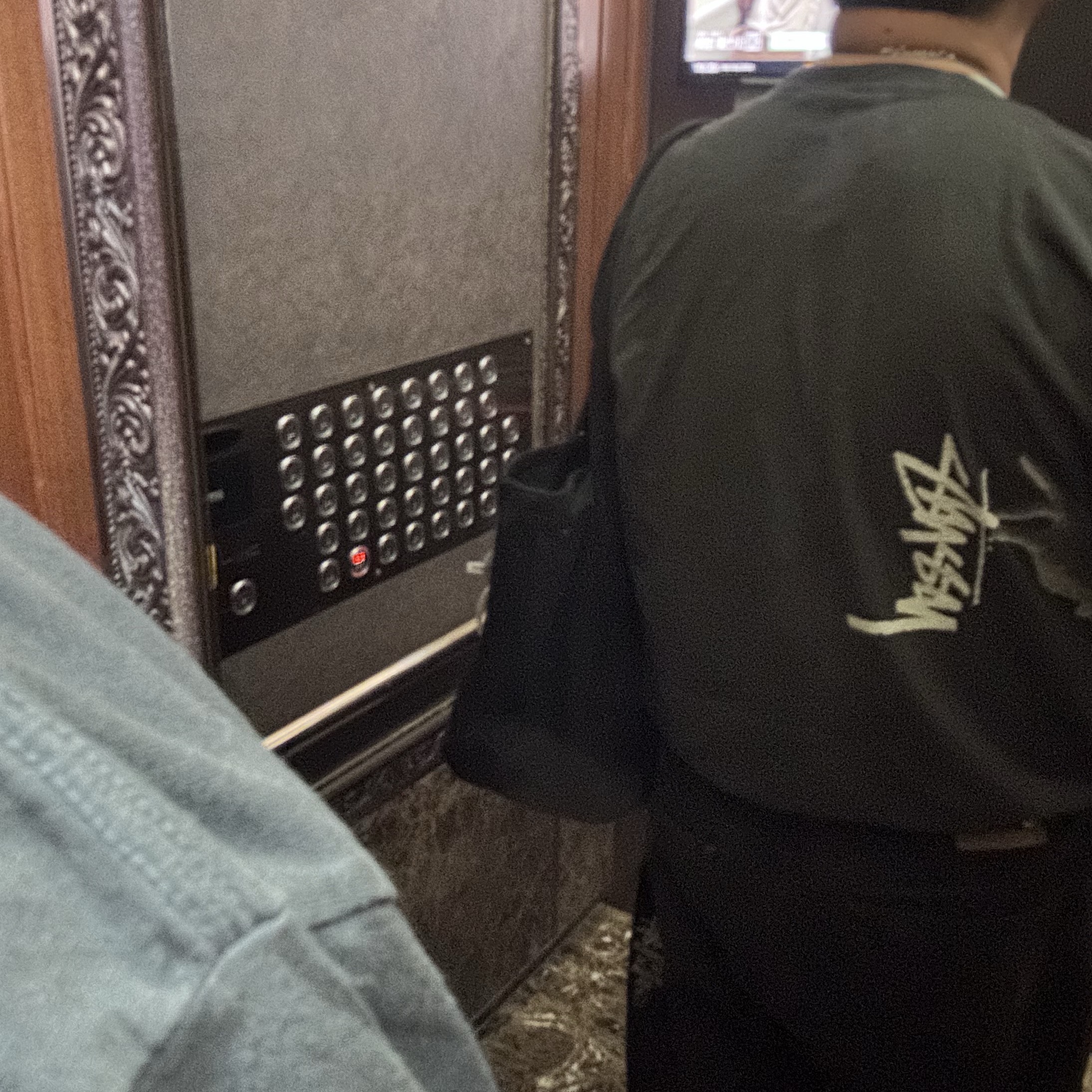 Gentle Monster x Maison Margiela MM114 Black Clear, Stussy Paris T-Shirt Faded Black 착용 스타일 - 3