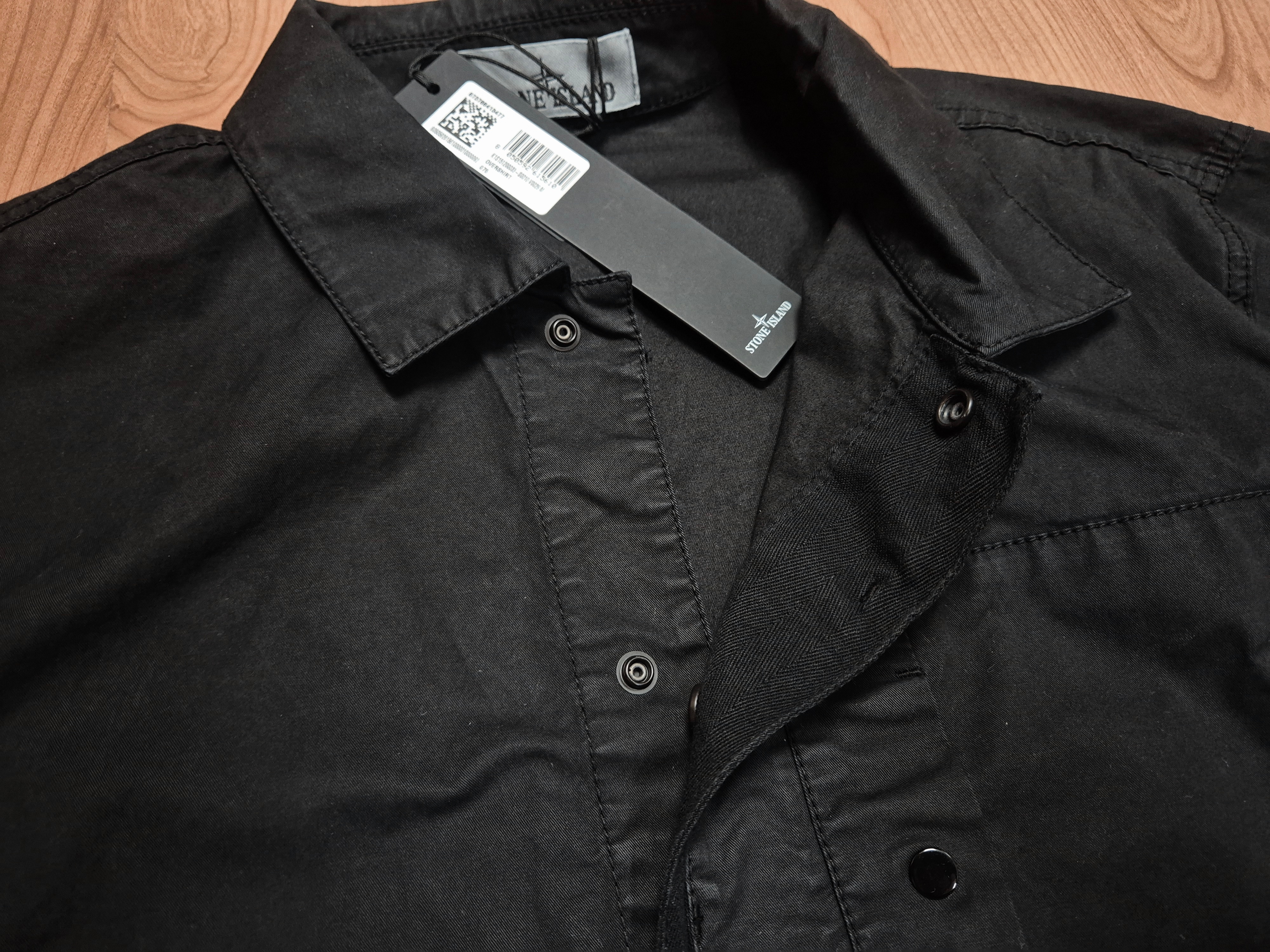 Stone Island 1200033 Supima Cotton Twill Stretch-TC Overshirt with Hidden Snap Fastening Black - 25SS 착용 스타일 - 2