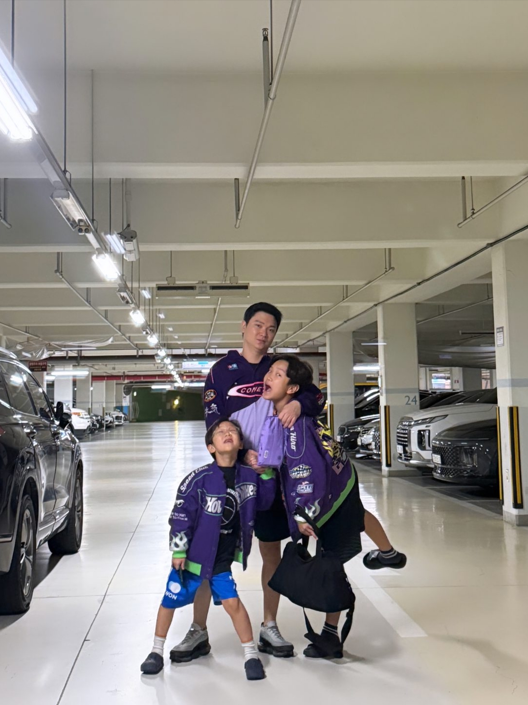 IAB Studio x Tamiya IAB Comets Racing Jacket Purple, Nike Air Max Scorpion Flyknit Dark Smoke Grey 착용 스타일 - 2