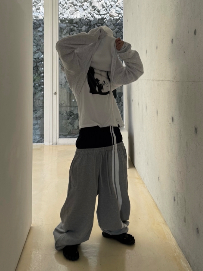 ROARINGRAD Double Waist Sweat Pants Gray 착용 스타일