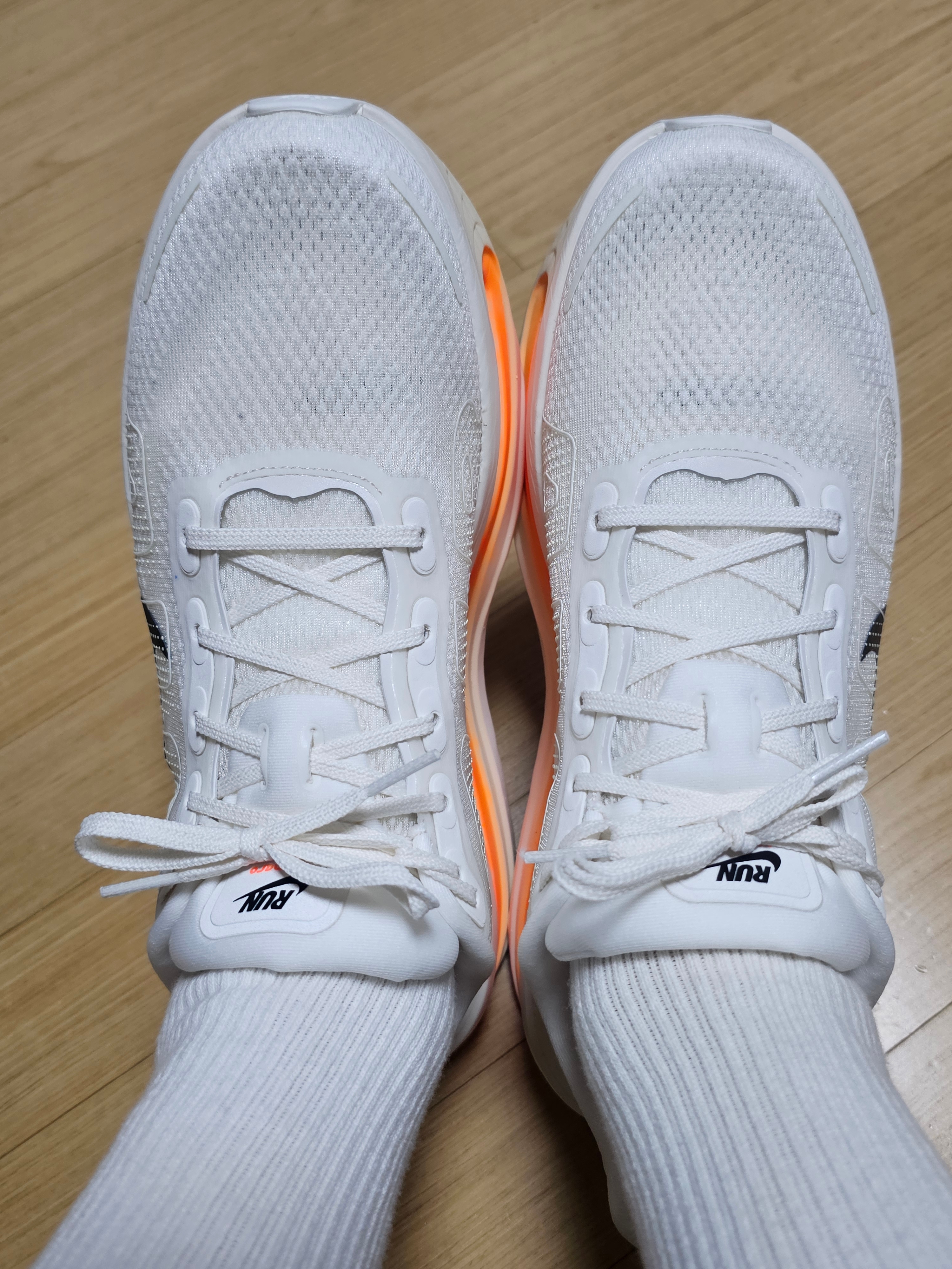 Nike Vomero Premium Sail Coconut Milk 착용 스타일 - 3