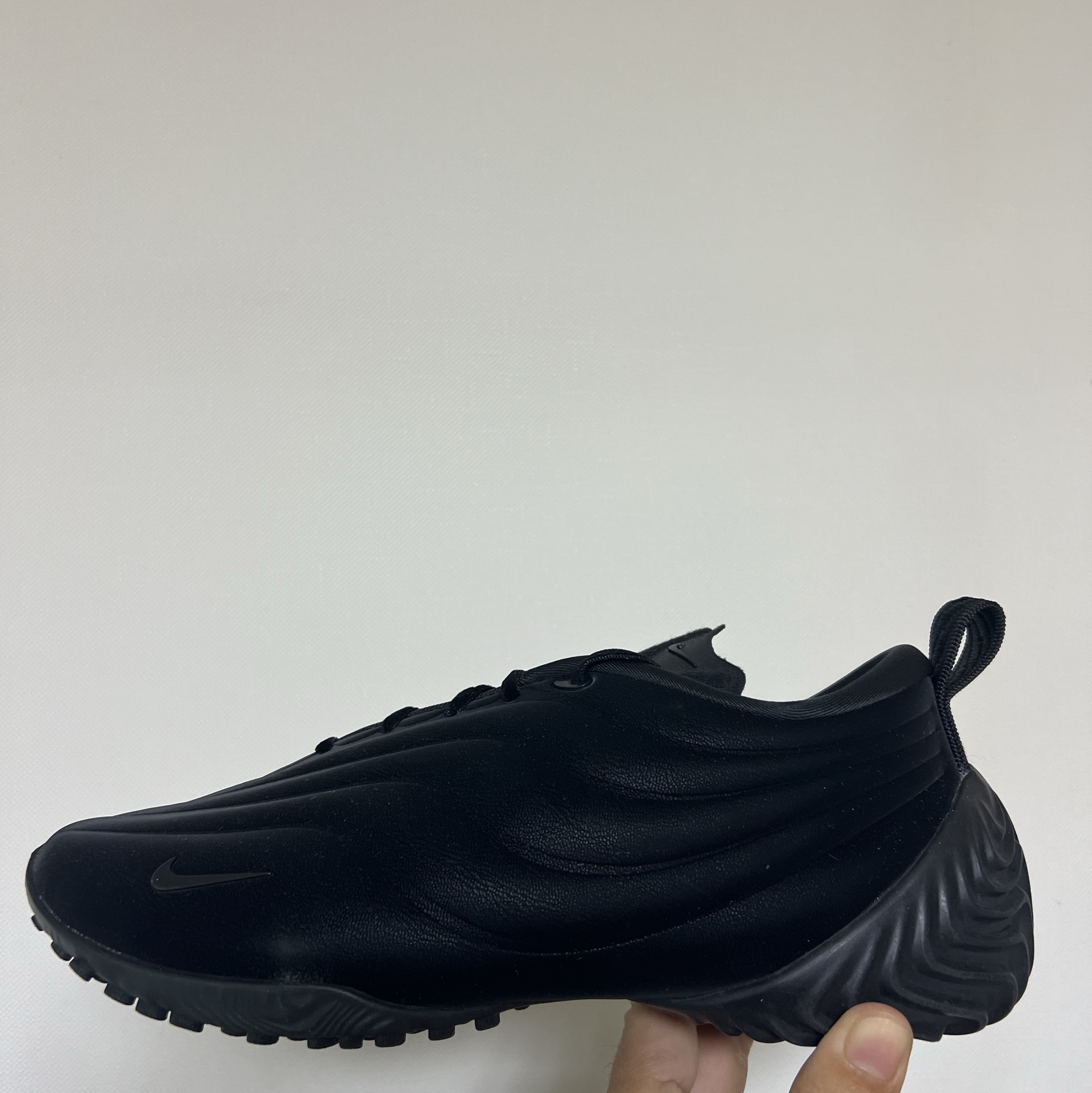 (W) Nike Astra Ultra Triple Black 착용 스타일 - 1