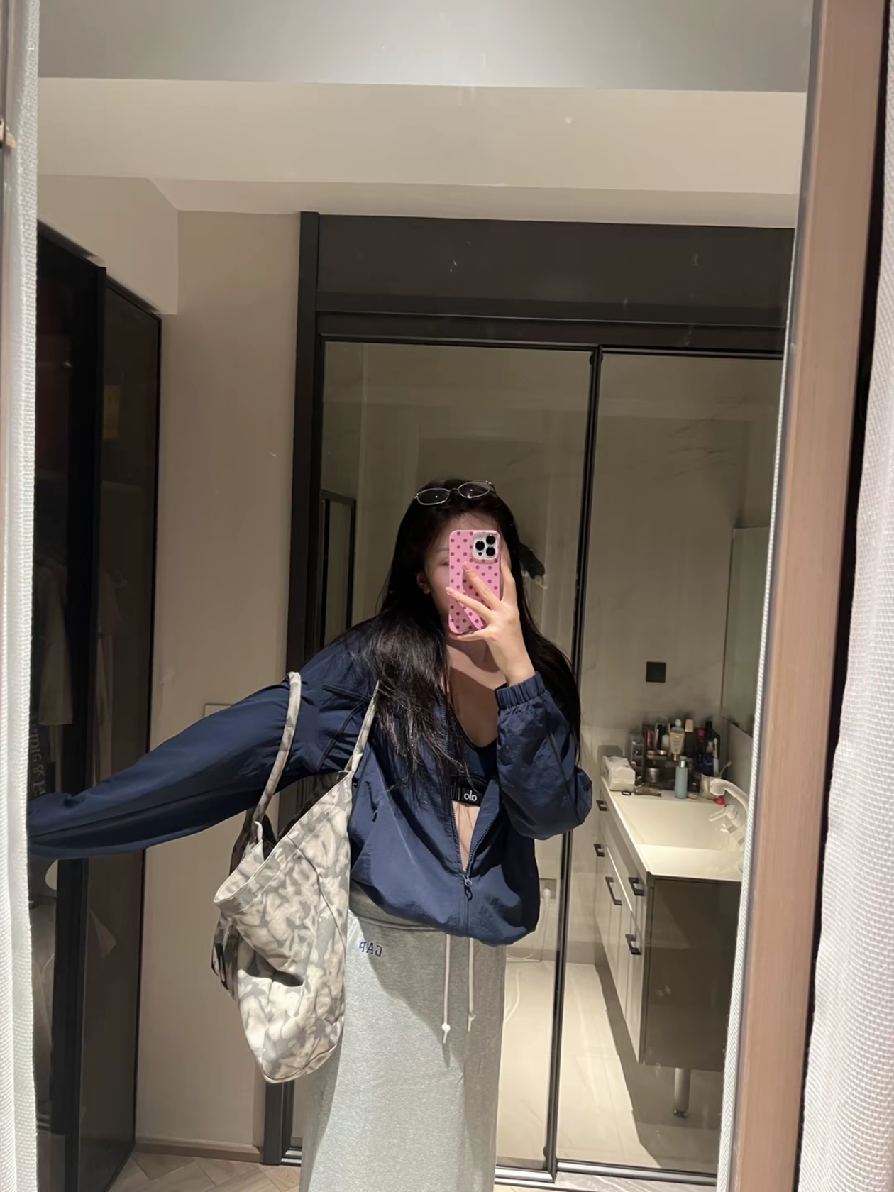Alo Yoga Iconic Shopper Tote Bag Grey Tiedye 착용 스타일