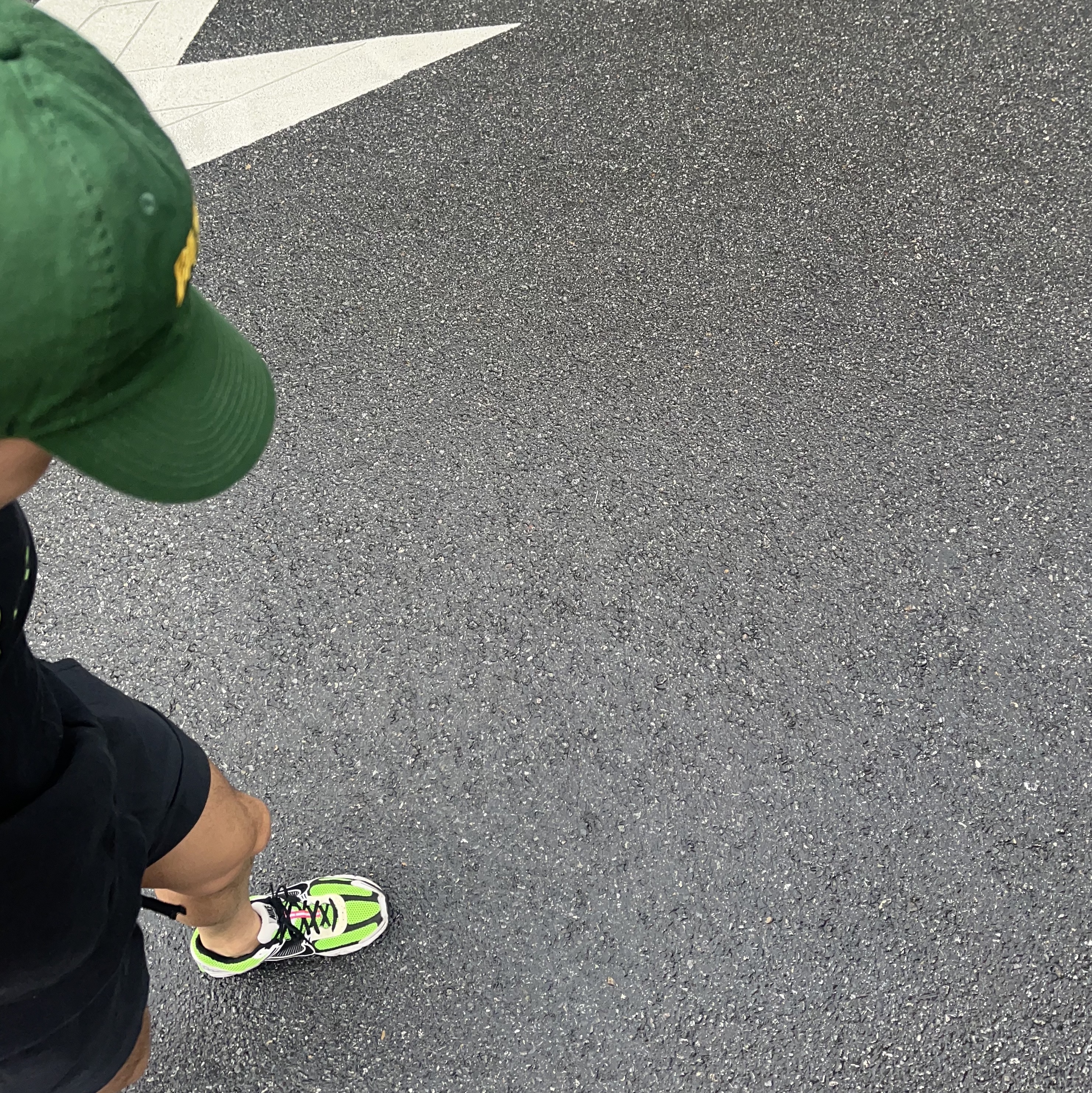 Nike Zoom Vomero 5 Electric Green Black 착용 스타일