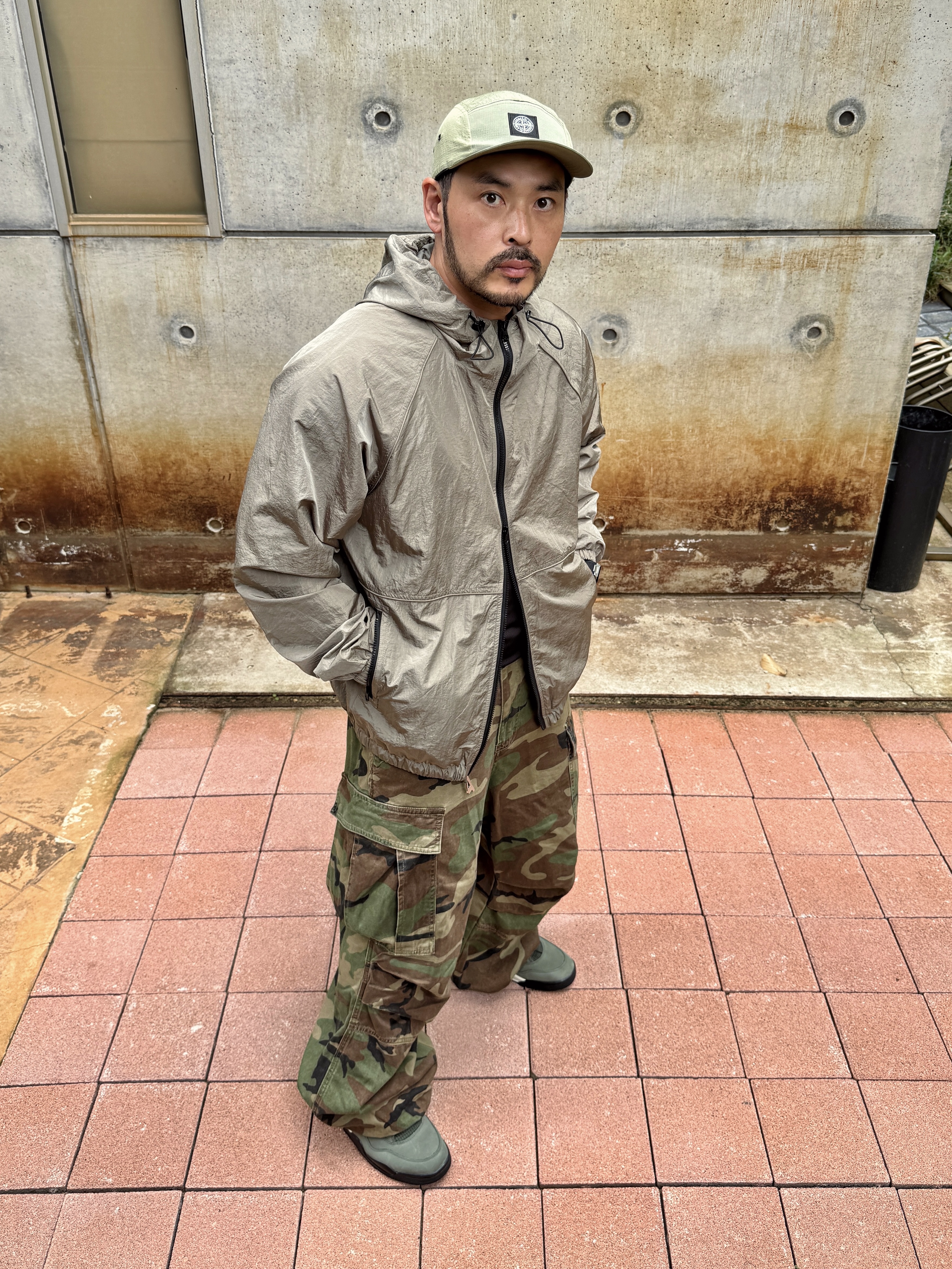 Jordan 4 x Undefeated Retro OG SP Deep Green and Clementine, NOD Stone Washed Cargo Pants Camo 착용 스타일 - 3