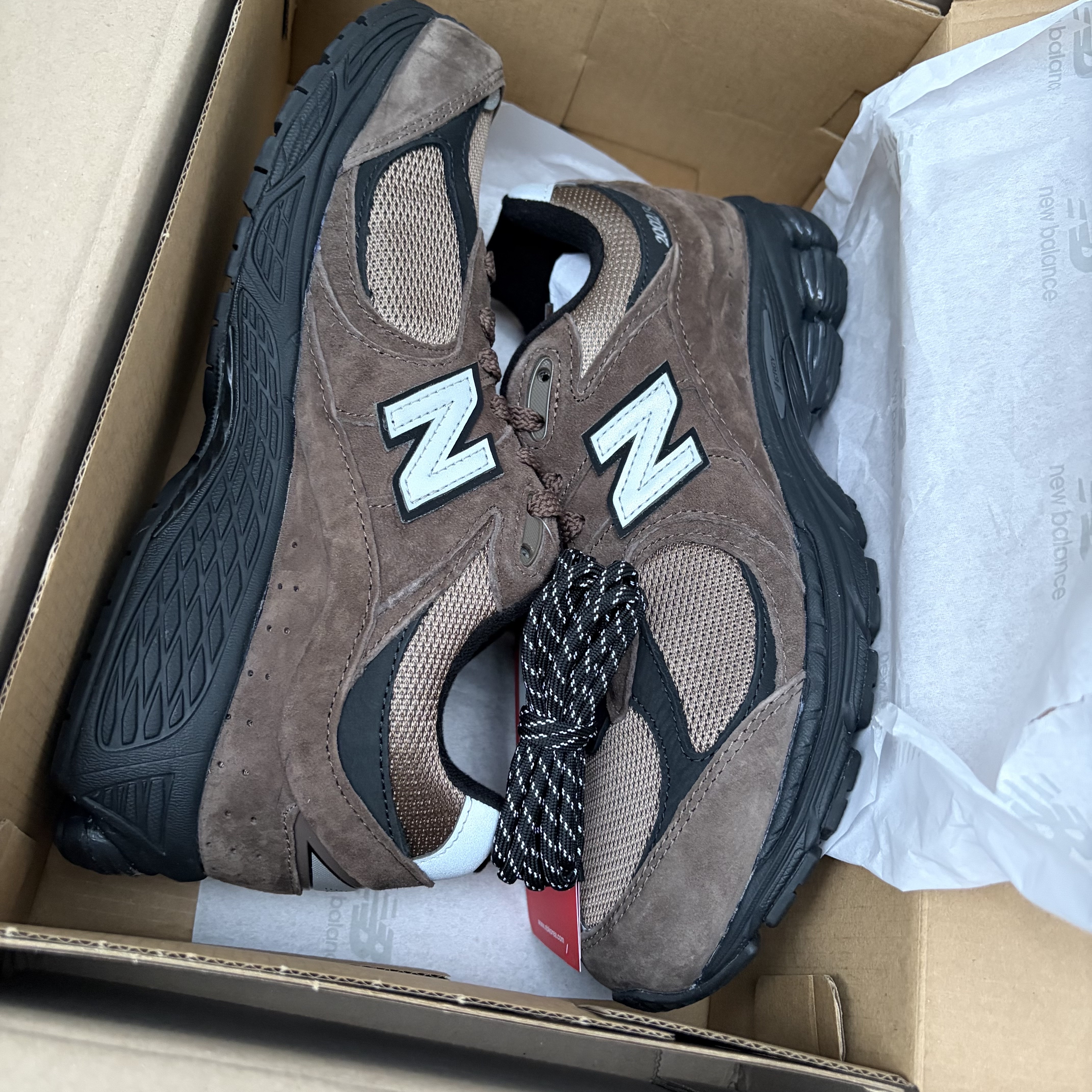 New Balance 2002R Brown Black 착용 스타일