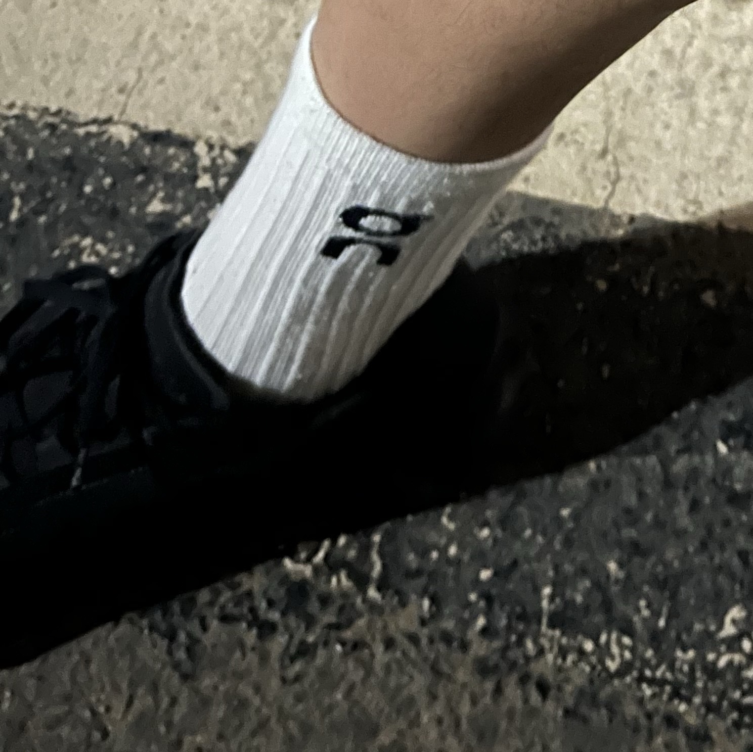 On Running Logo High Socks White (3 Pack) 착용 스타일