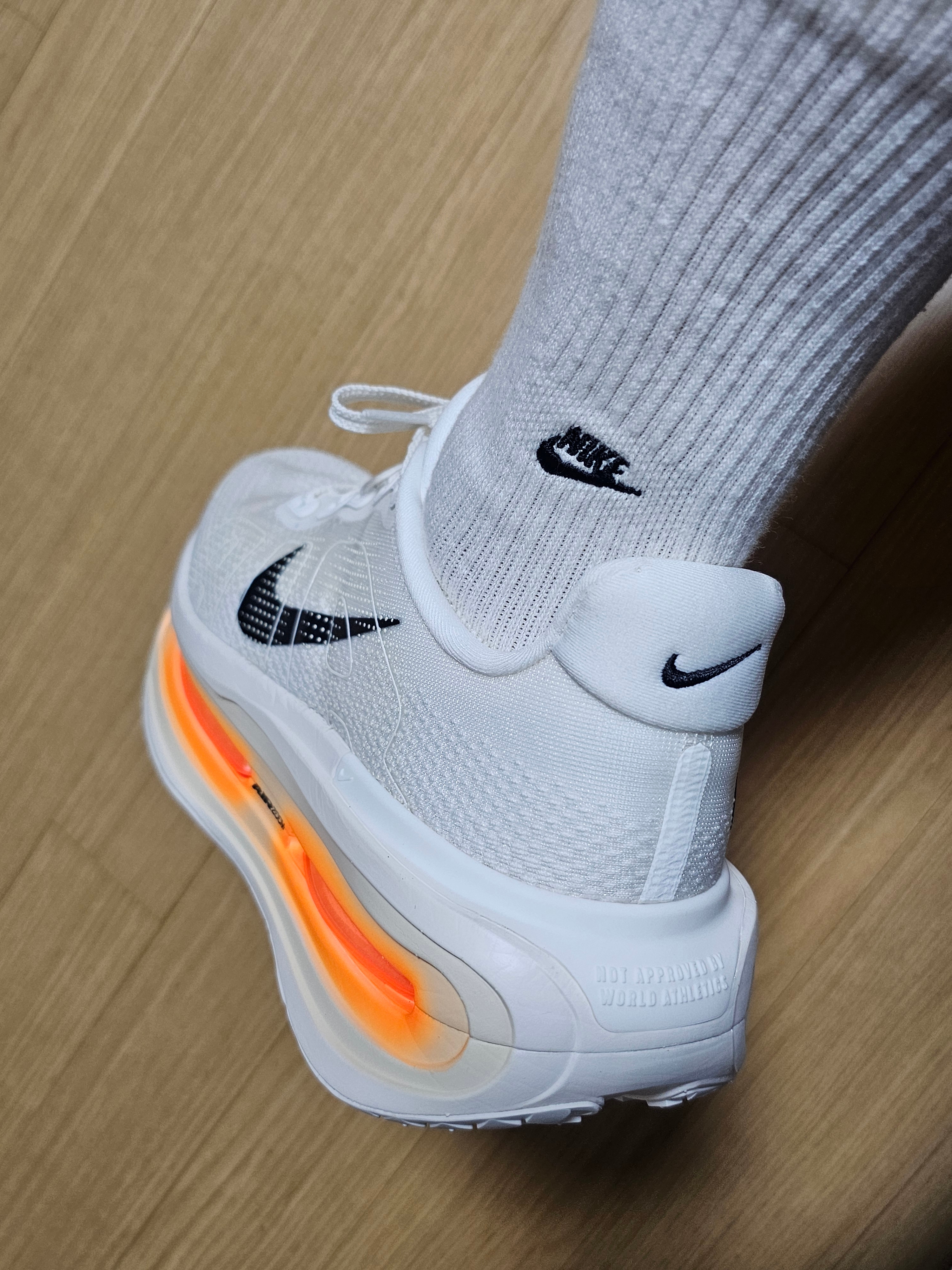 Nike Vomero Premium Sail Coconut Milk 착용 스타일 - 4