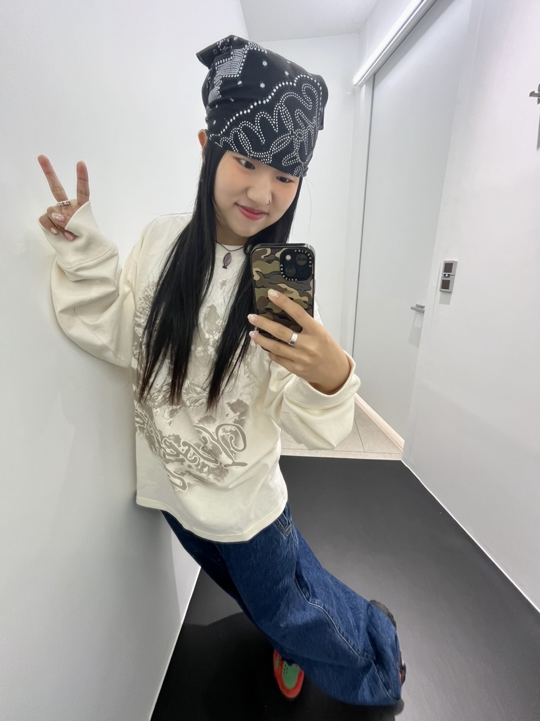 YESEYESEE Flying Eagle L/S Off White, YESEYESEE Two Tucked Denim Pants Indigo 착용 스타일 - 1