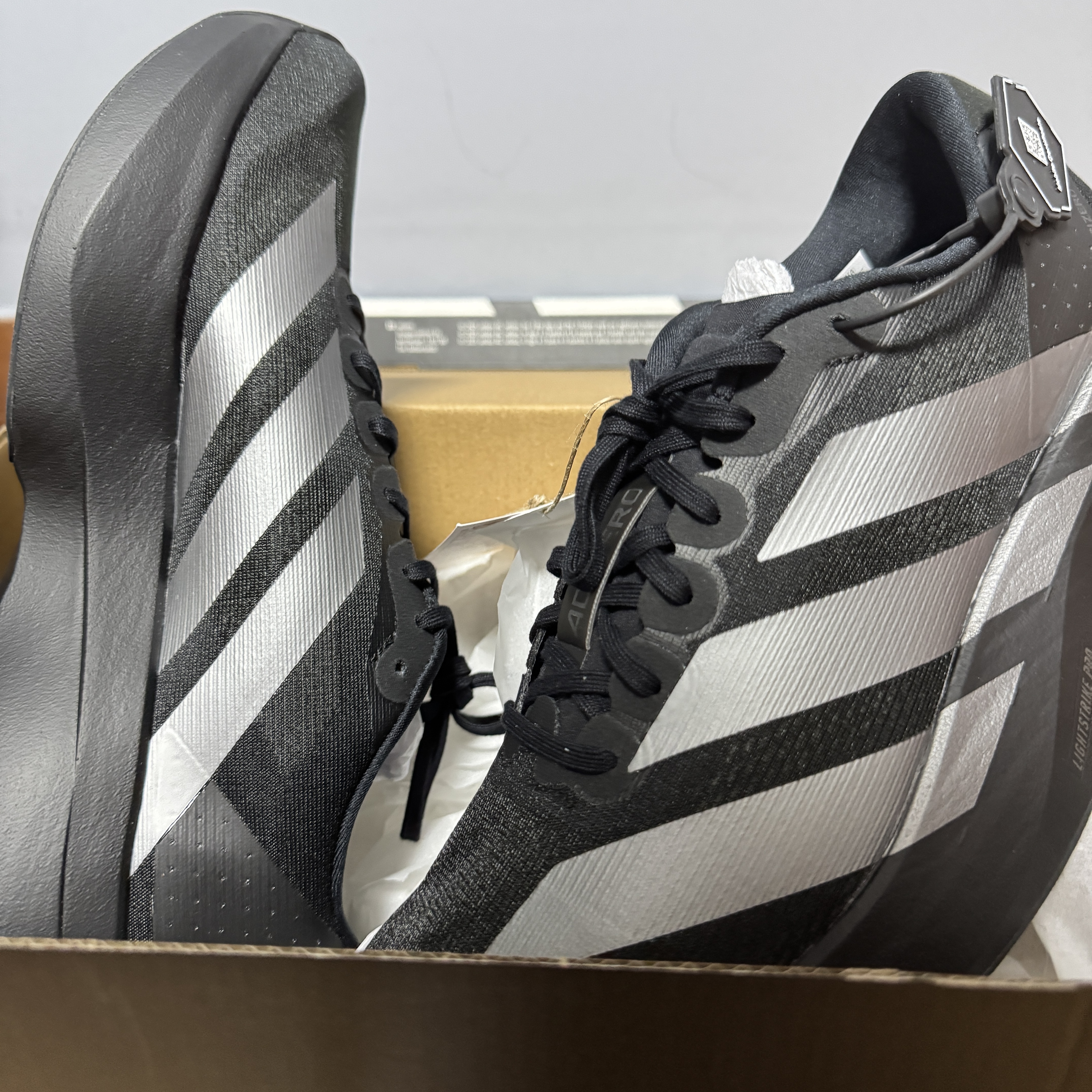 Adidas Adizero EVO SL Core Black Iron Metallic 착용 스타일 - 1