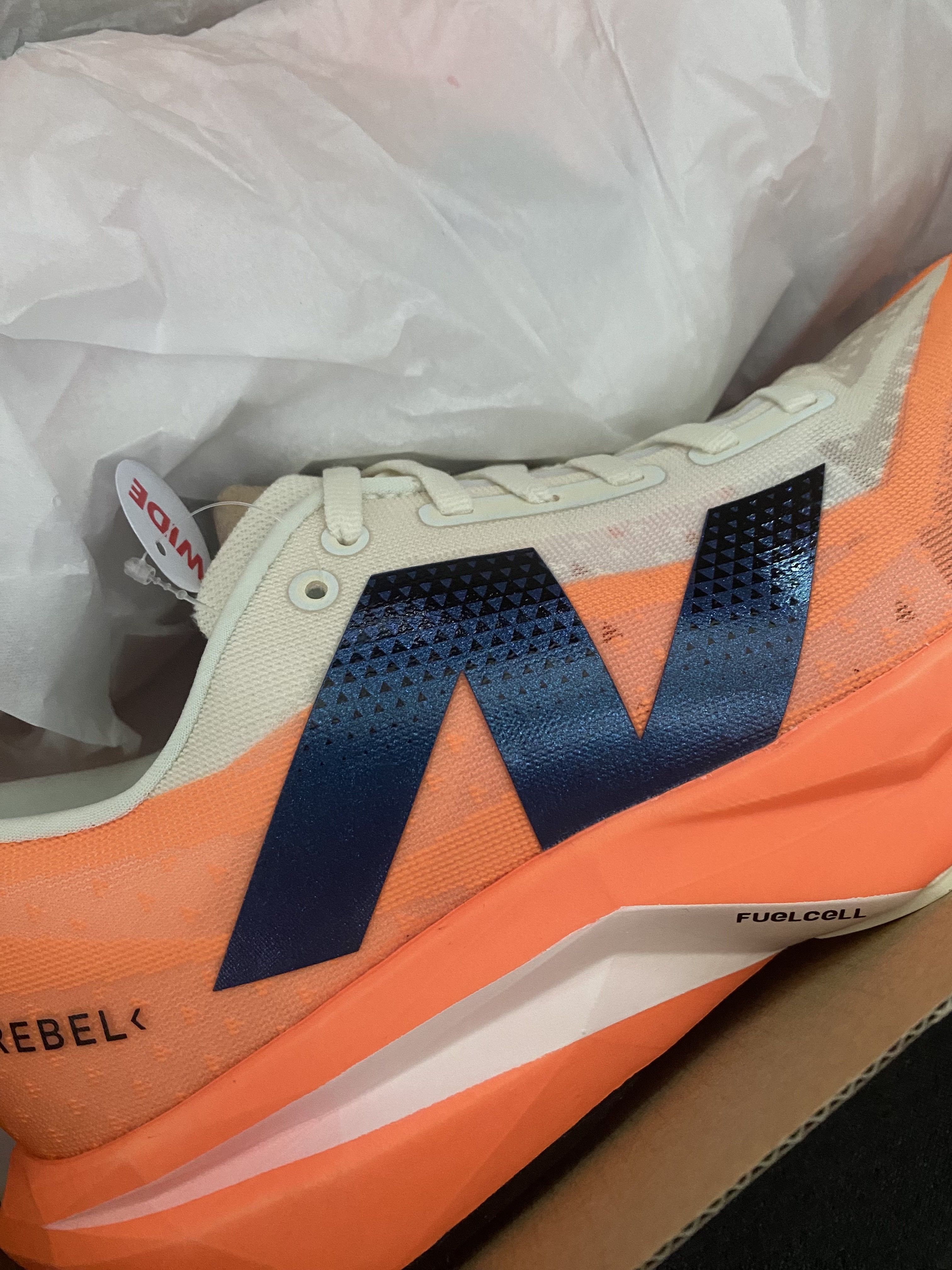 New Balance Fuelcell Rebel v4 Hot Mango Angora - 2E Wide 착용 스타일 - 4
