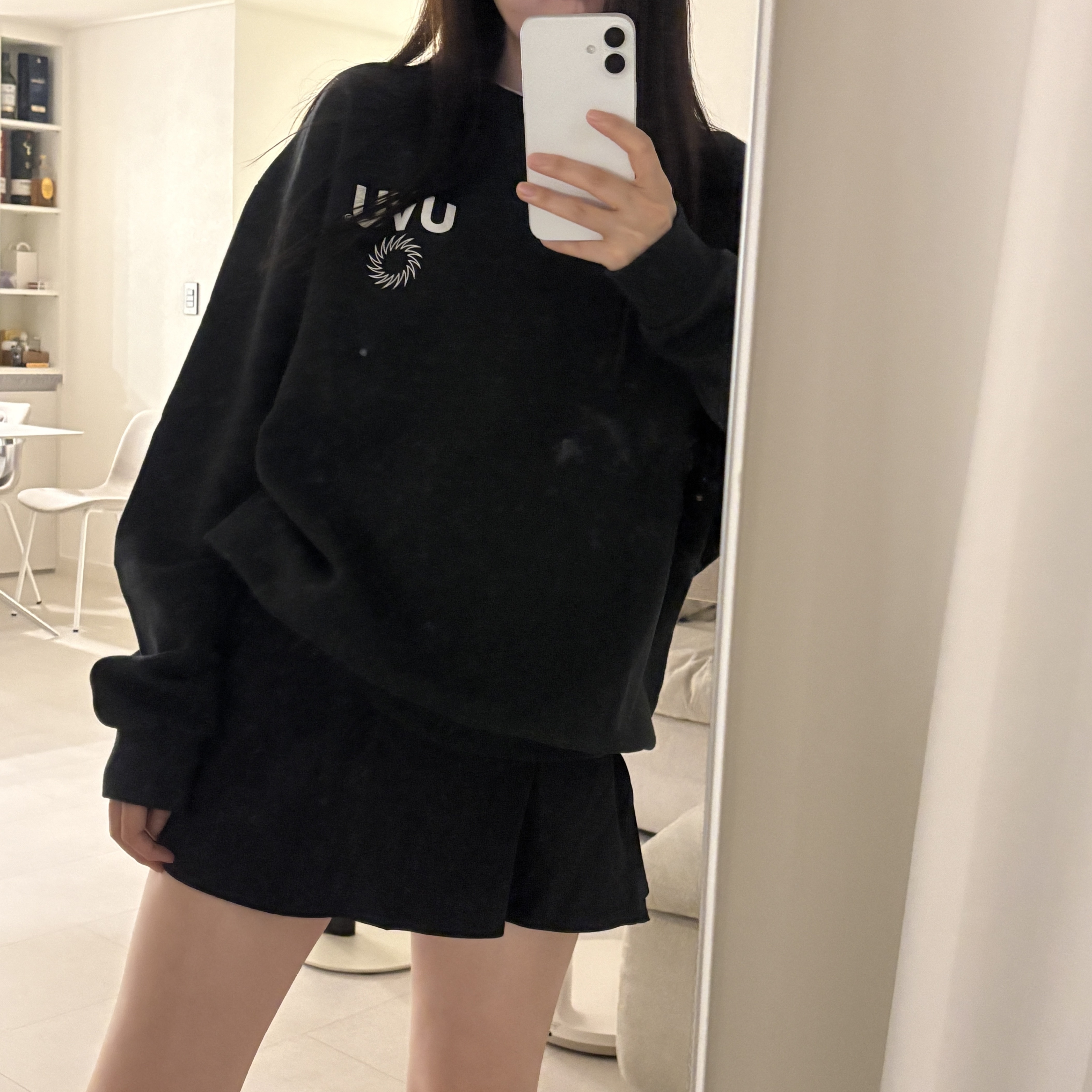 UVU Insignia Crewneck Black 착용 스타일