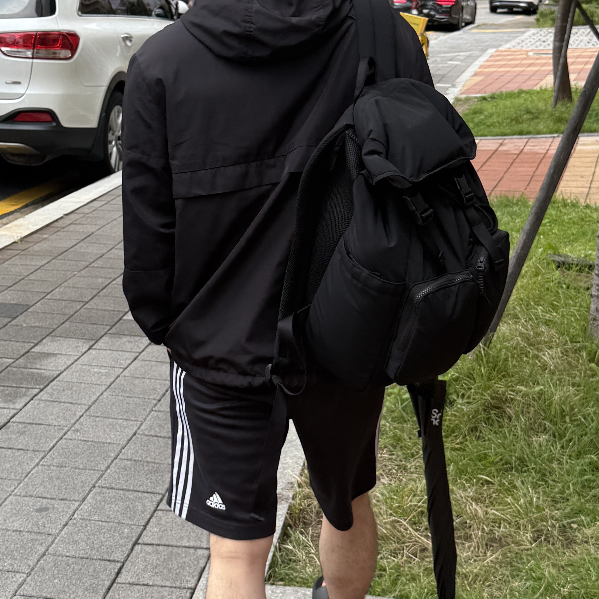 Uniqlo Multi Pocket Backpack Black 착용 스타일