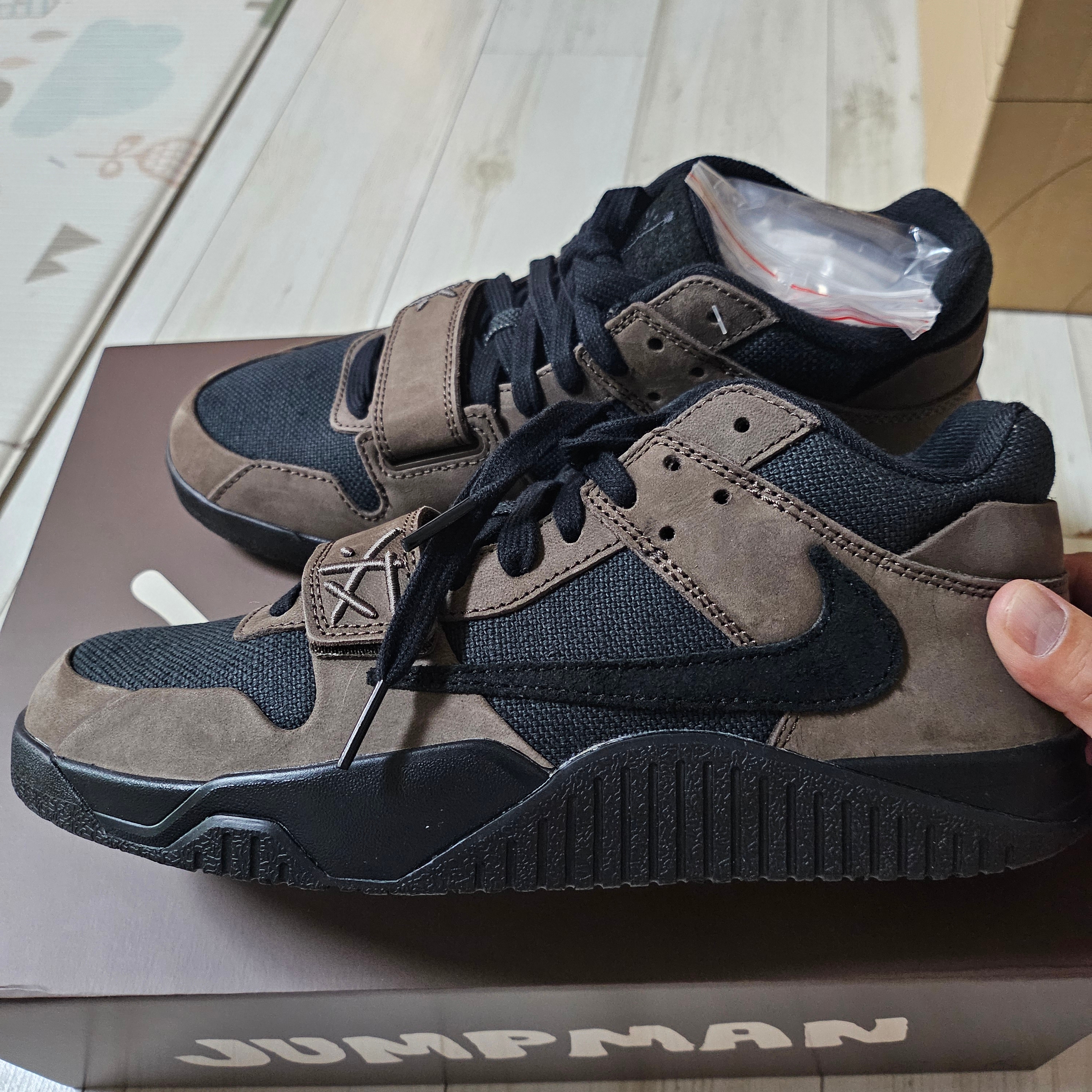 Jordan x Travis Scott Jumpman Jack TR Black and Dark Mocha 착용 스타일 - 2