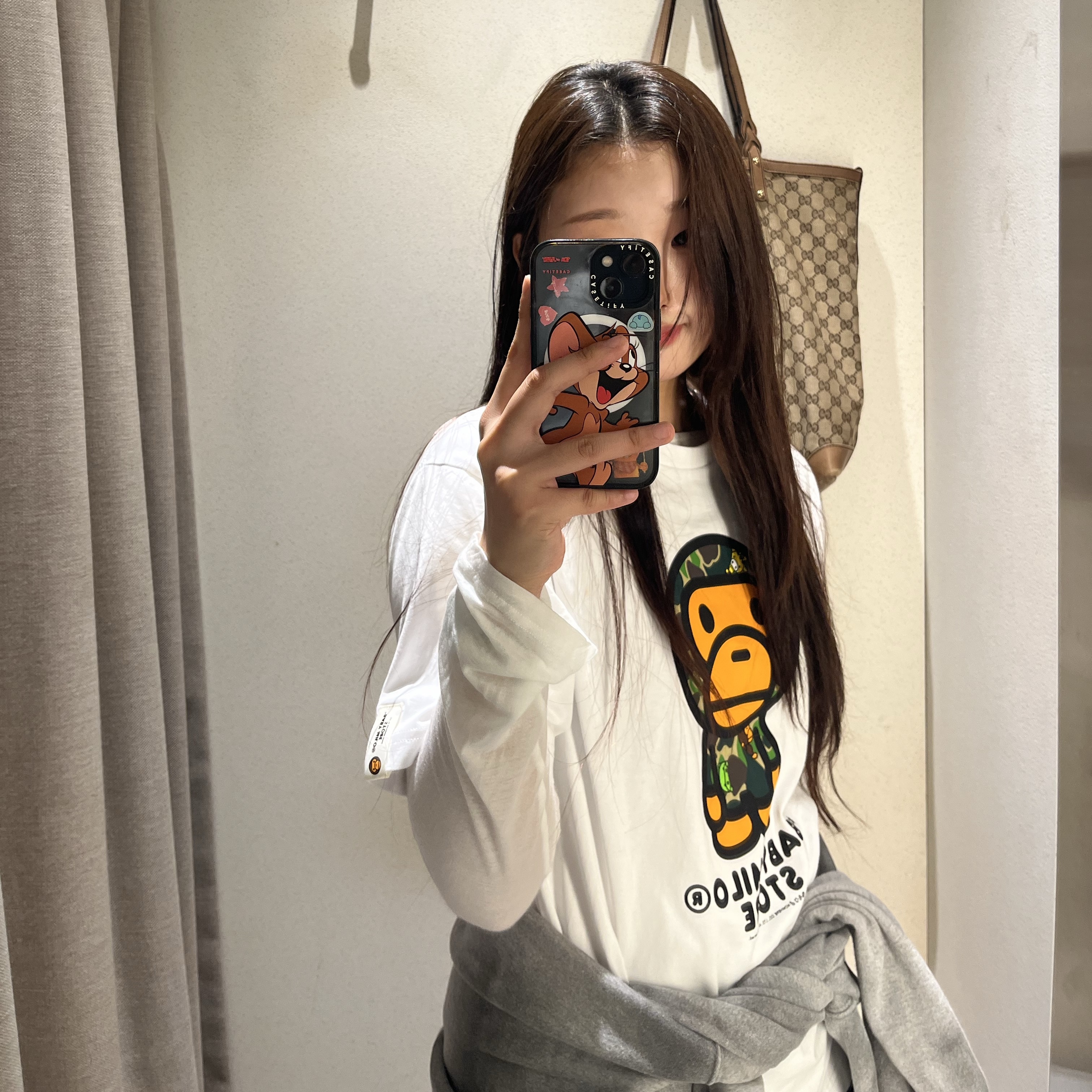(W) BAPE Milo Regular Fit T-Shirt White, (W) Hermes Large Croisette Ring Sterling Silver 착용 스타일 - 1