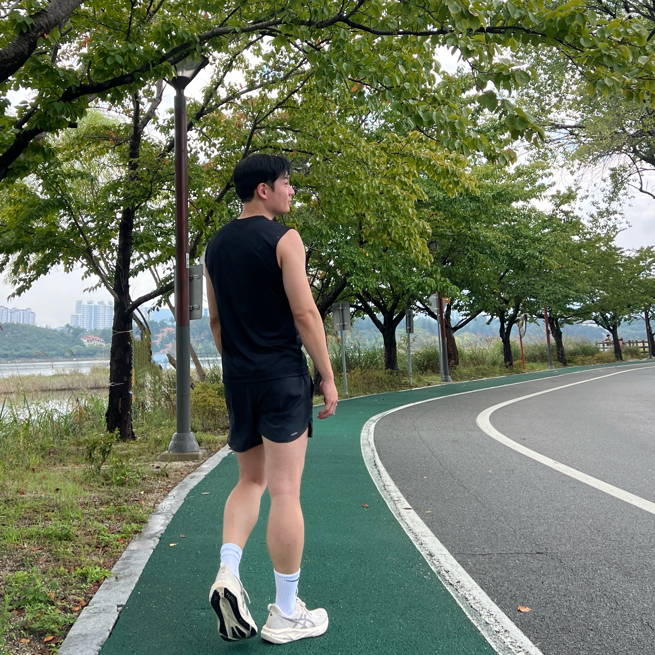 Asics Novablast 5 Oatmeal Black - D Standard, Nike Dri-Fit Stride 5 Inch Brief Lined Running Shorts Black - Asia 착용 스타일