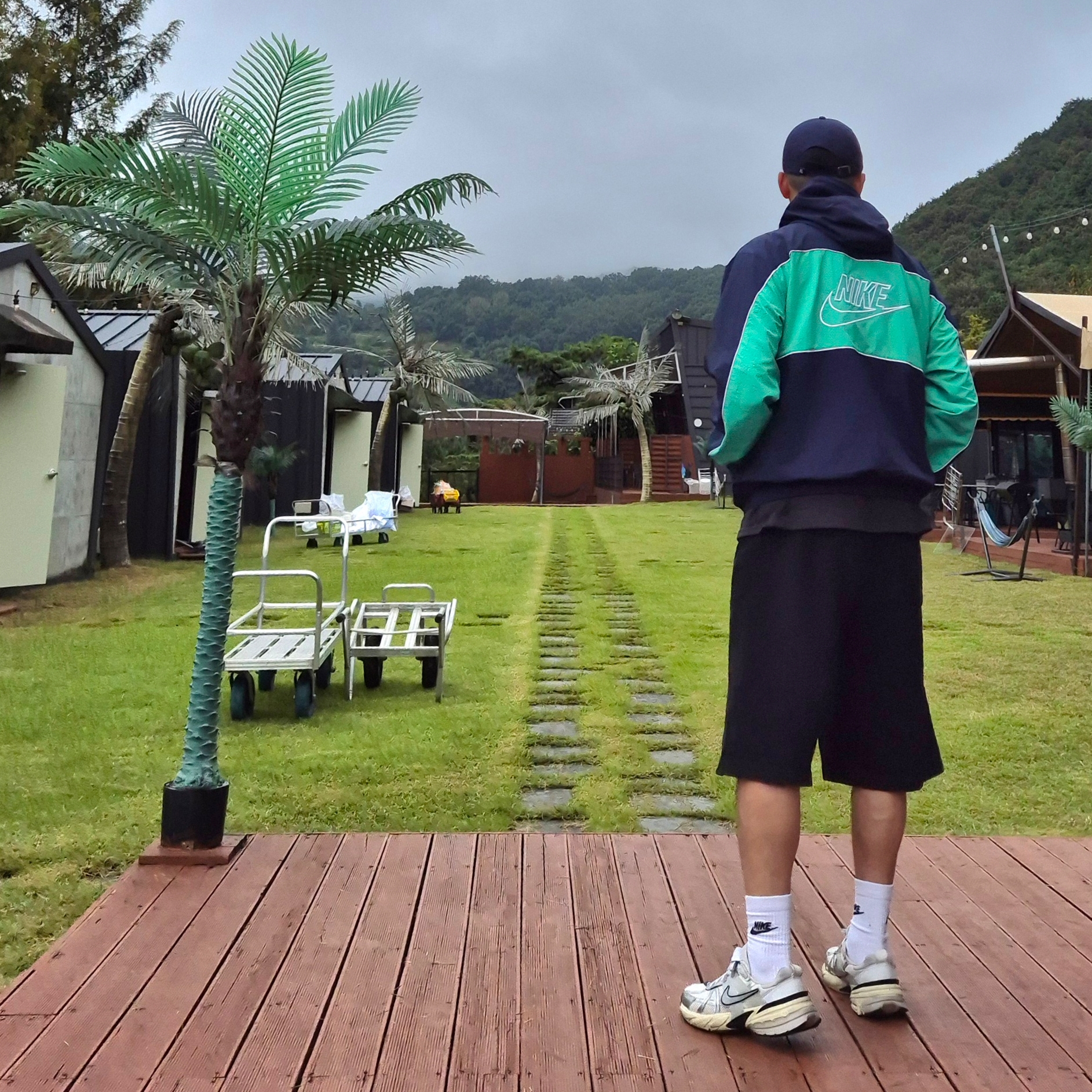 Nike V2K Run Summit White Metallic Silver, Nike Club Hooded Jacket Black White - Asia 착용 스타일 - 1