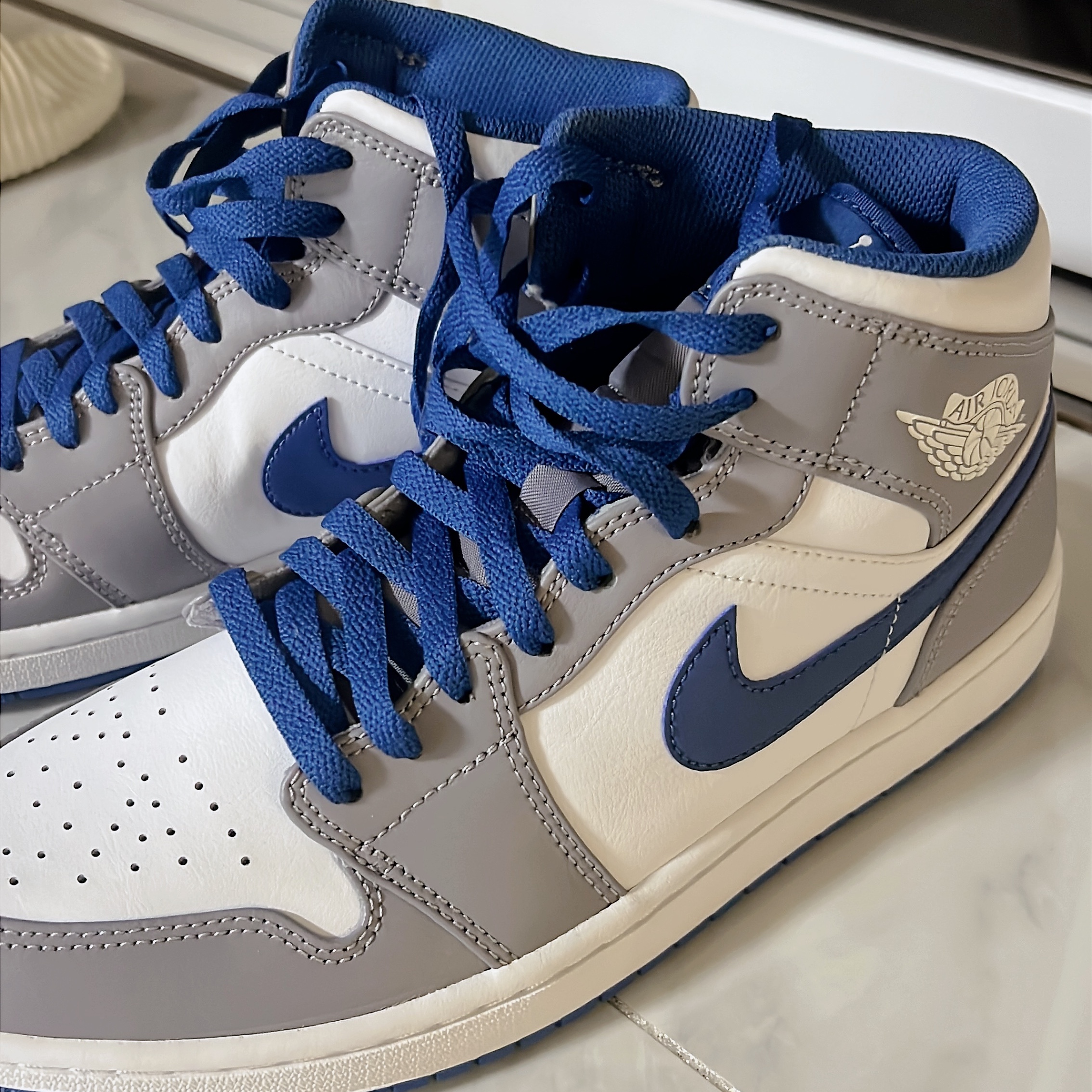 Jordan 1 Mid Cement Grey True Blue 착용 스타일 - 2